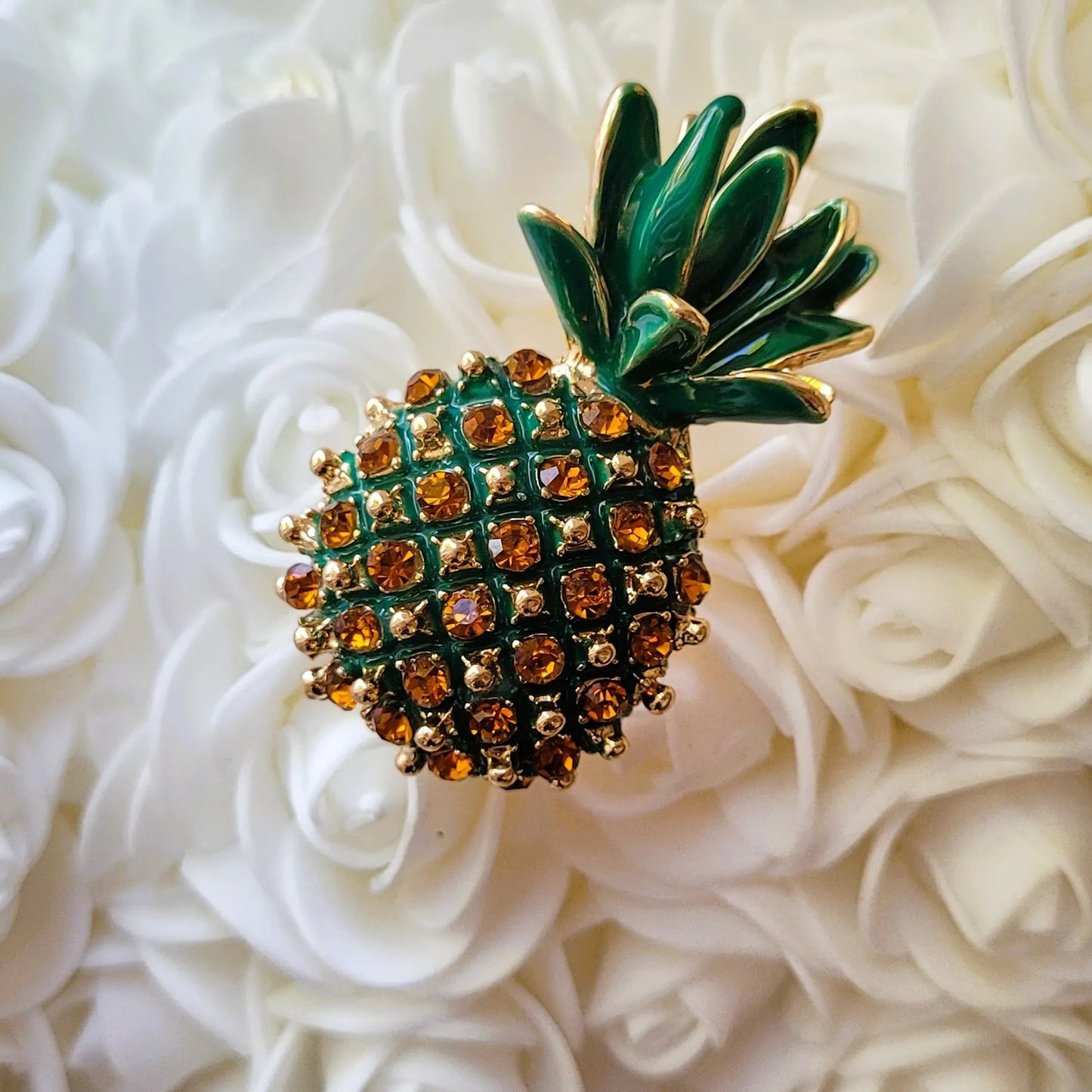 broche dorée Cayenna, une broche ananas fruitée et chic pour vêtement