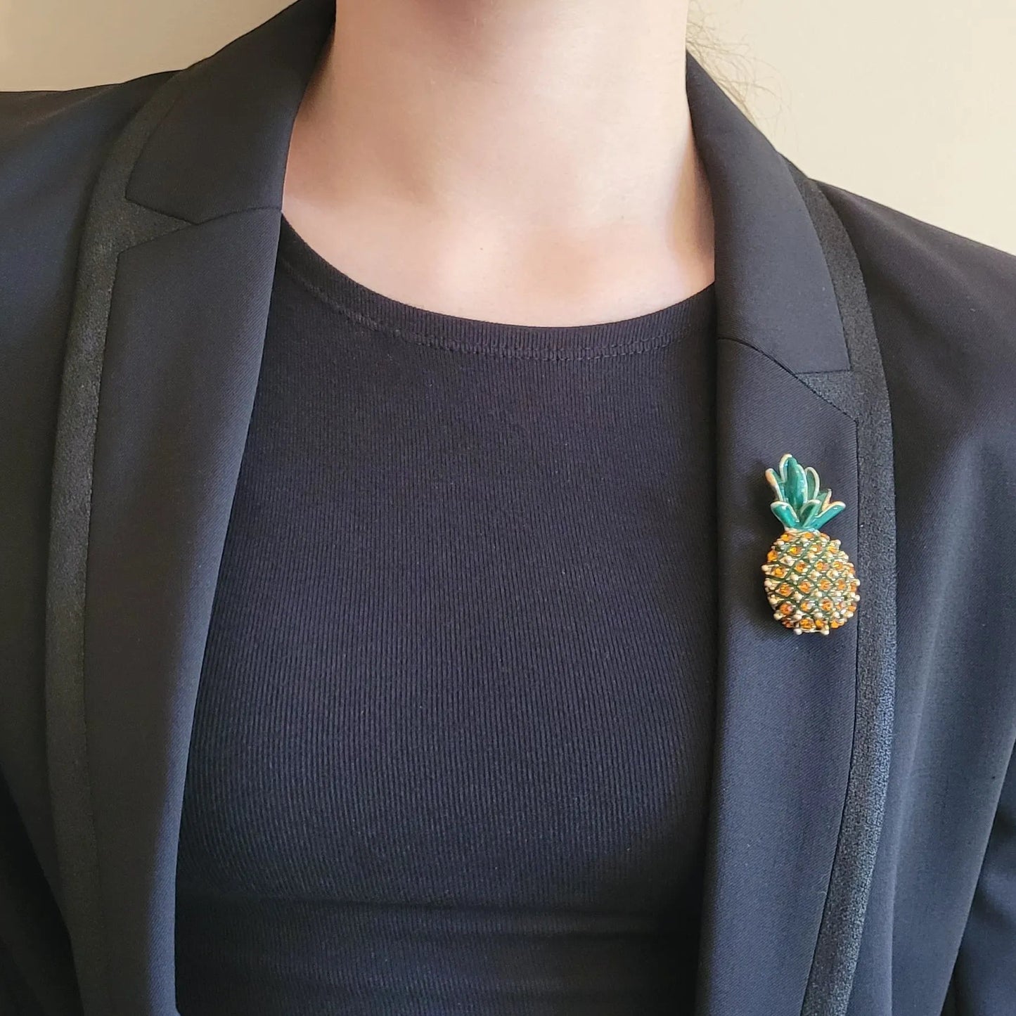 broche dorée Cayenna, une broche ananas pour vêtement de femme, bijou tendance en 2025