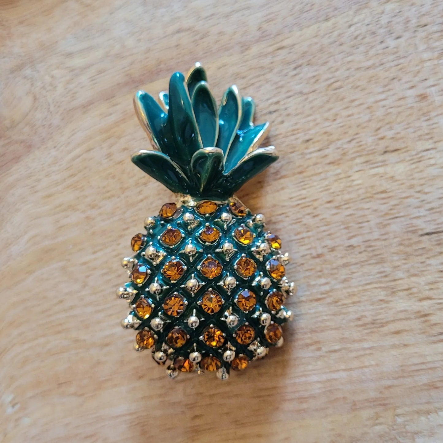 broche dorée Cayenna, une broche ananas fruitée et chic pour vêtement