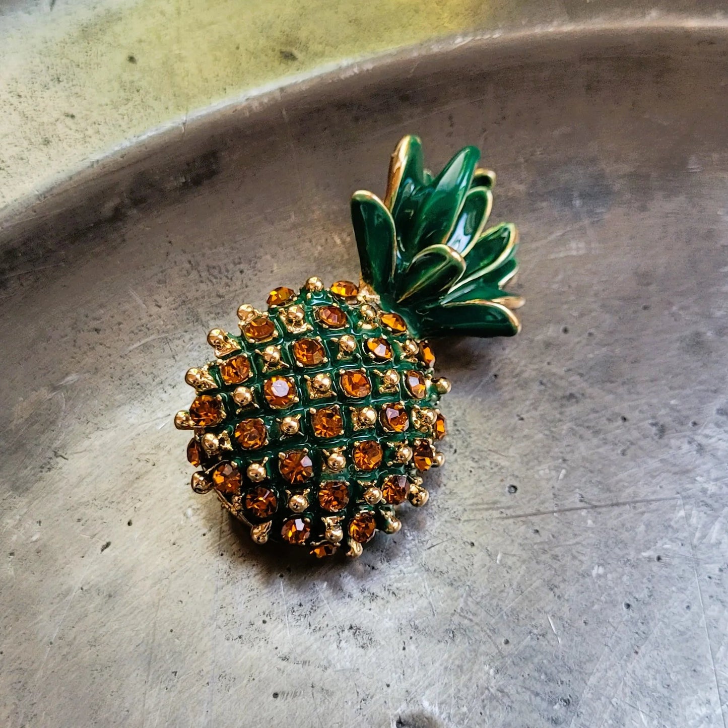 broche dorée Cayenna, des bijoux ananas fruités et chics