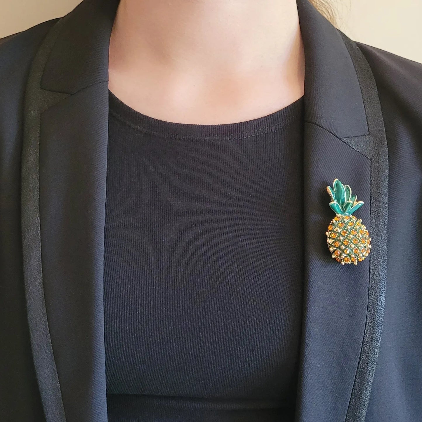 broche dorée Cayenna, une broche ananas fruitée et chic