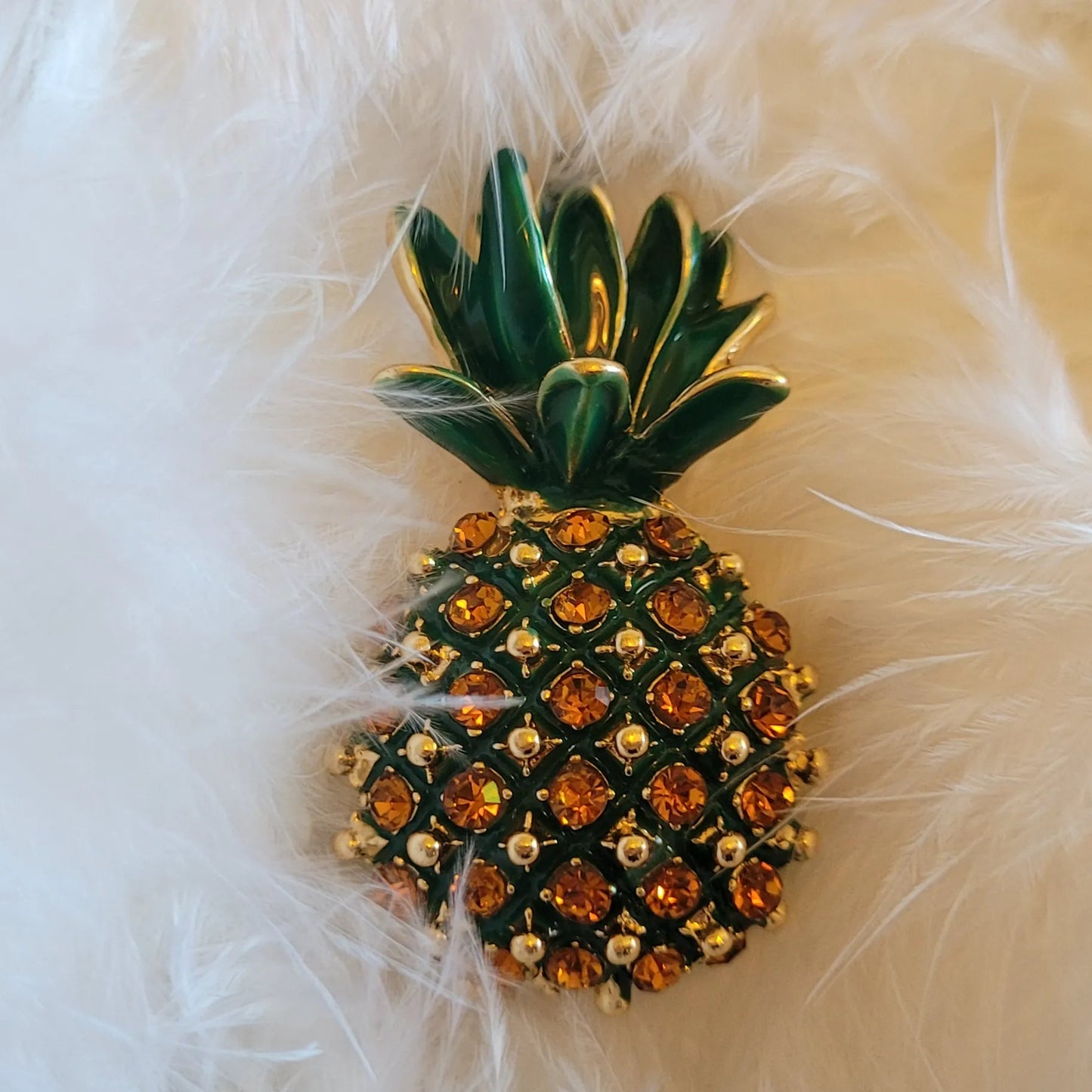 broche dorée Cayenna, un bijou ananas, tendance en 2025