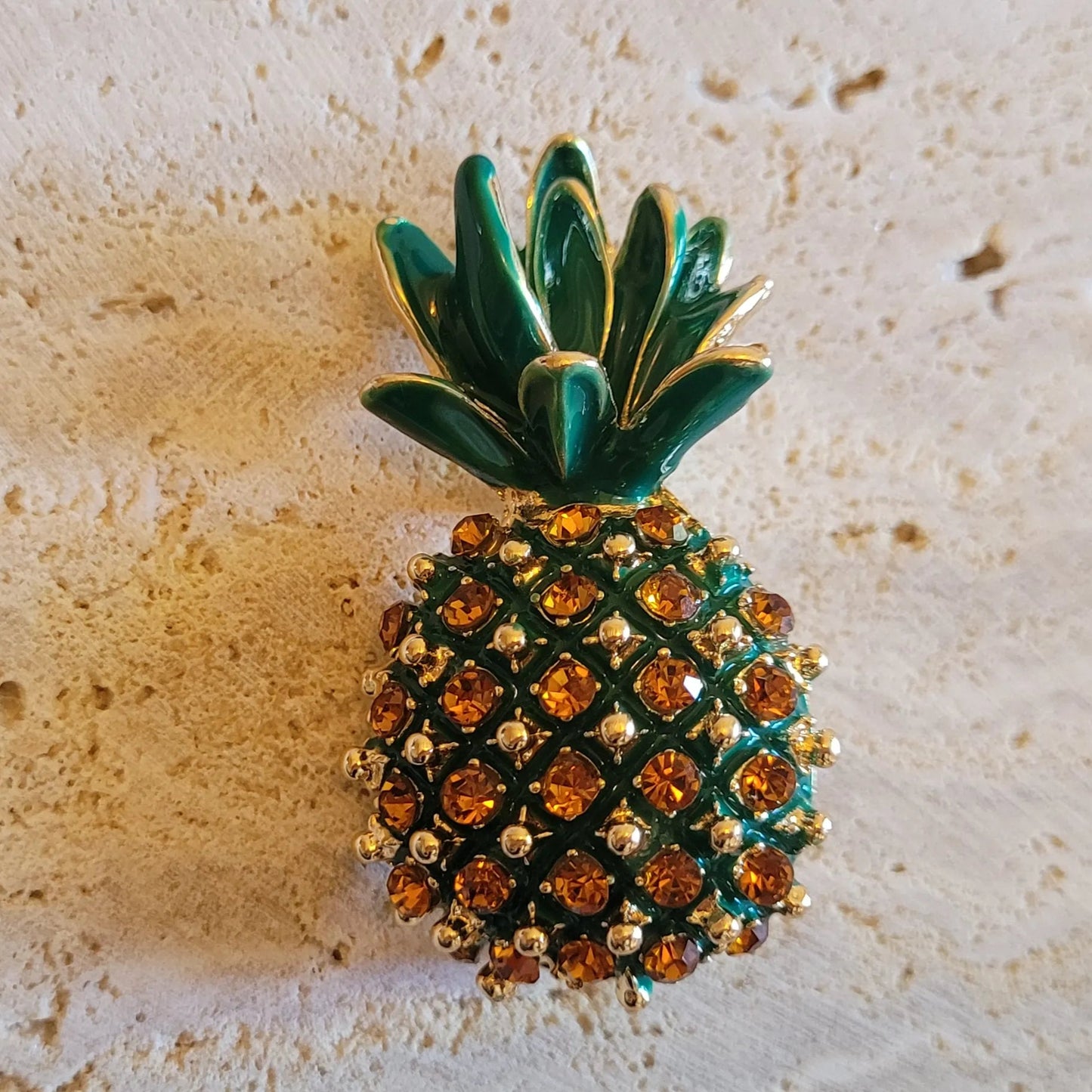 broche dorée Cayenna, un bijou ananas fruité et chic