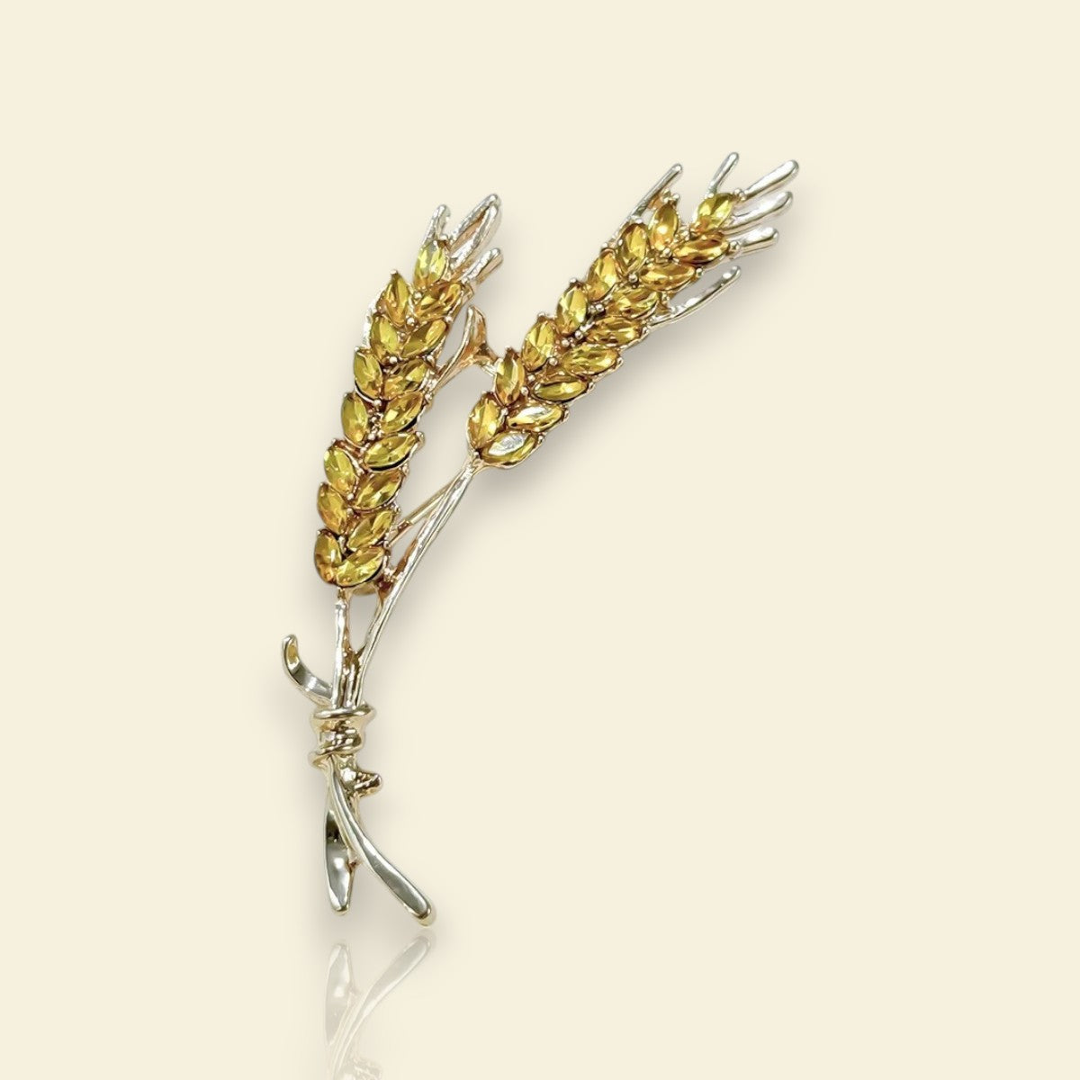broche dorée Cérès, une broche tendance en 2025 qui met en avant la nature
