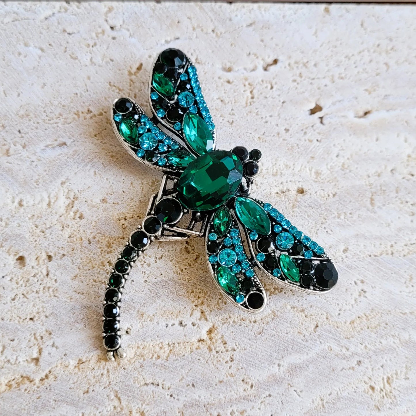 broche dorée Demoiselle, une broche bijoux d’une libellule ornée de strass verts