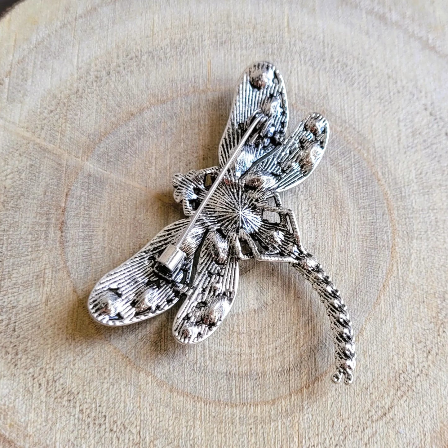 broche dorée Demoiselle, une broche d’une libellule ornée de strass verts pour femme chic