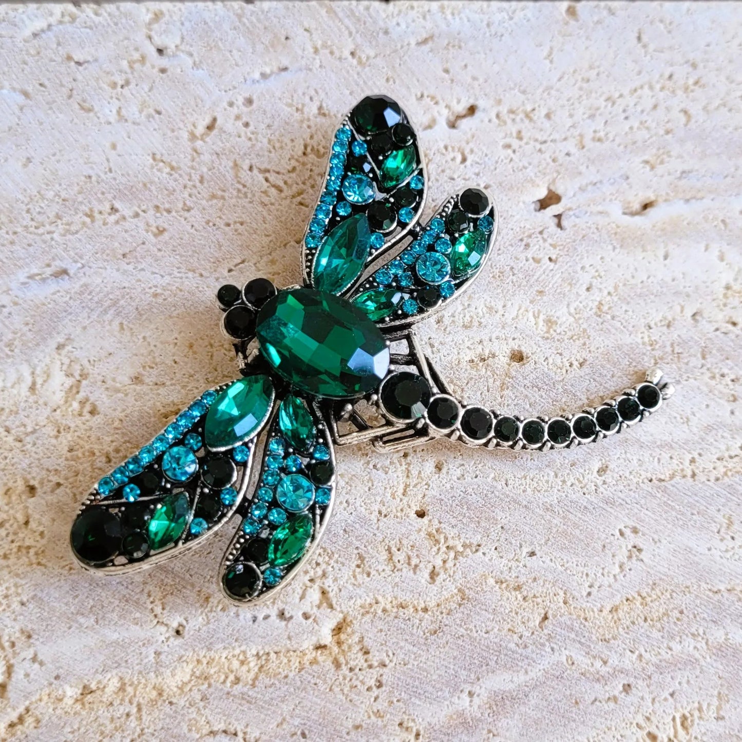 broche dorée Demoiselle, une broche d’une libellule ornée de strass verts pour femme