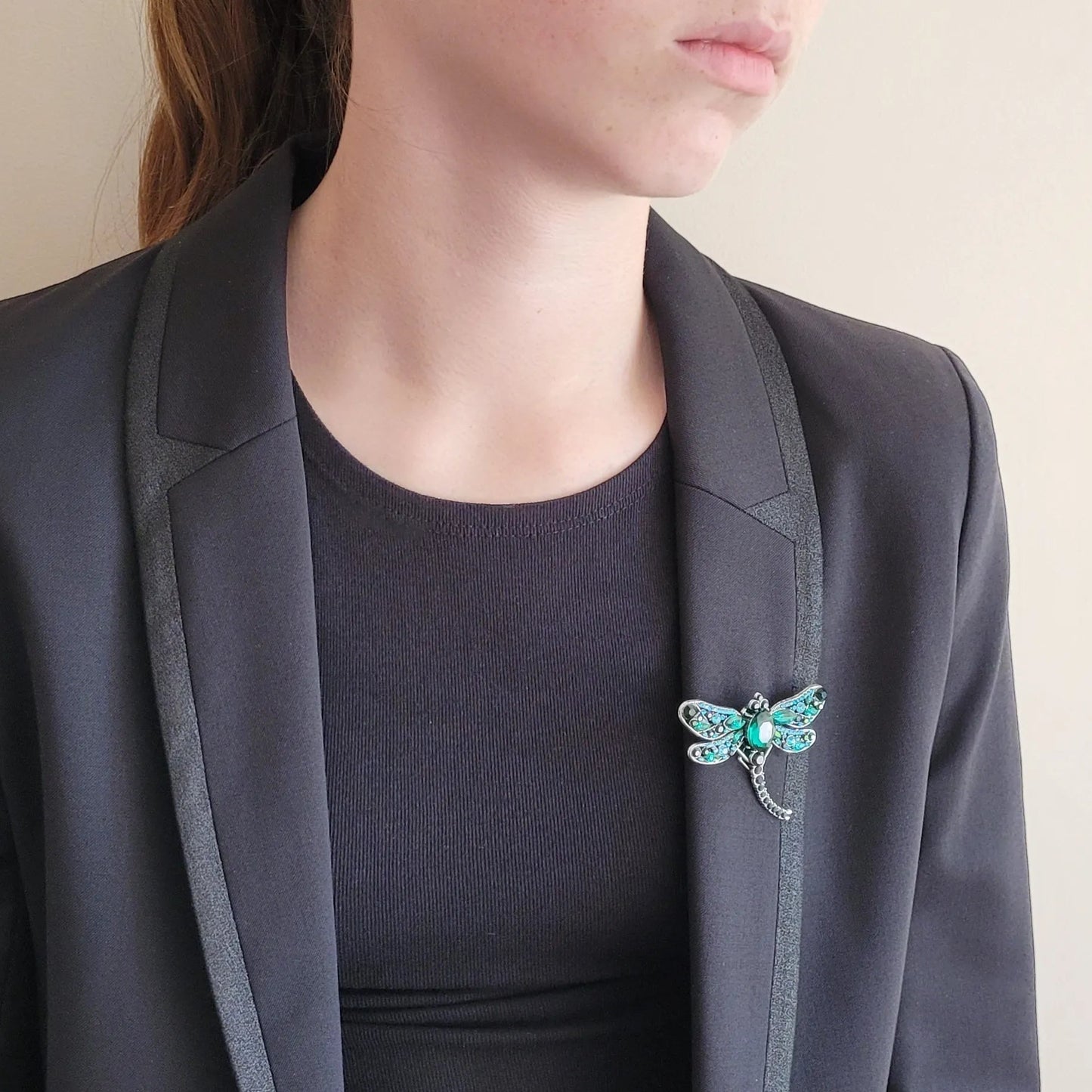 une broche dorée Demoiselle d’une libellule ornée de strass verts pour sublimer un petit haut