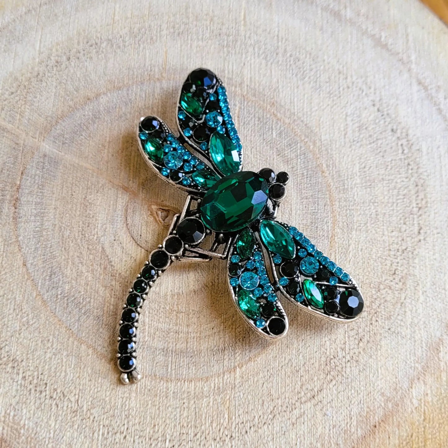 broche dorée Demoiselle, une broche d’une libellule ornée de strass verts pour vêtement de femme
