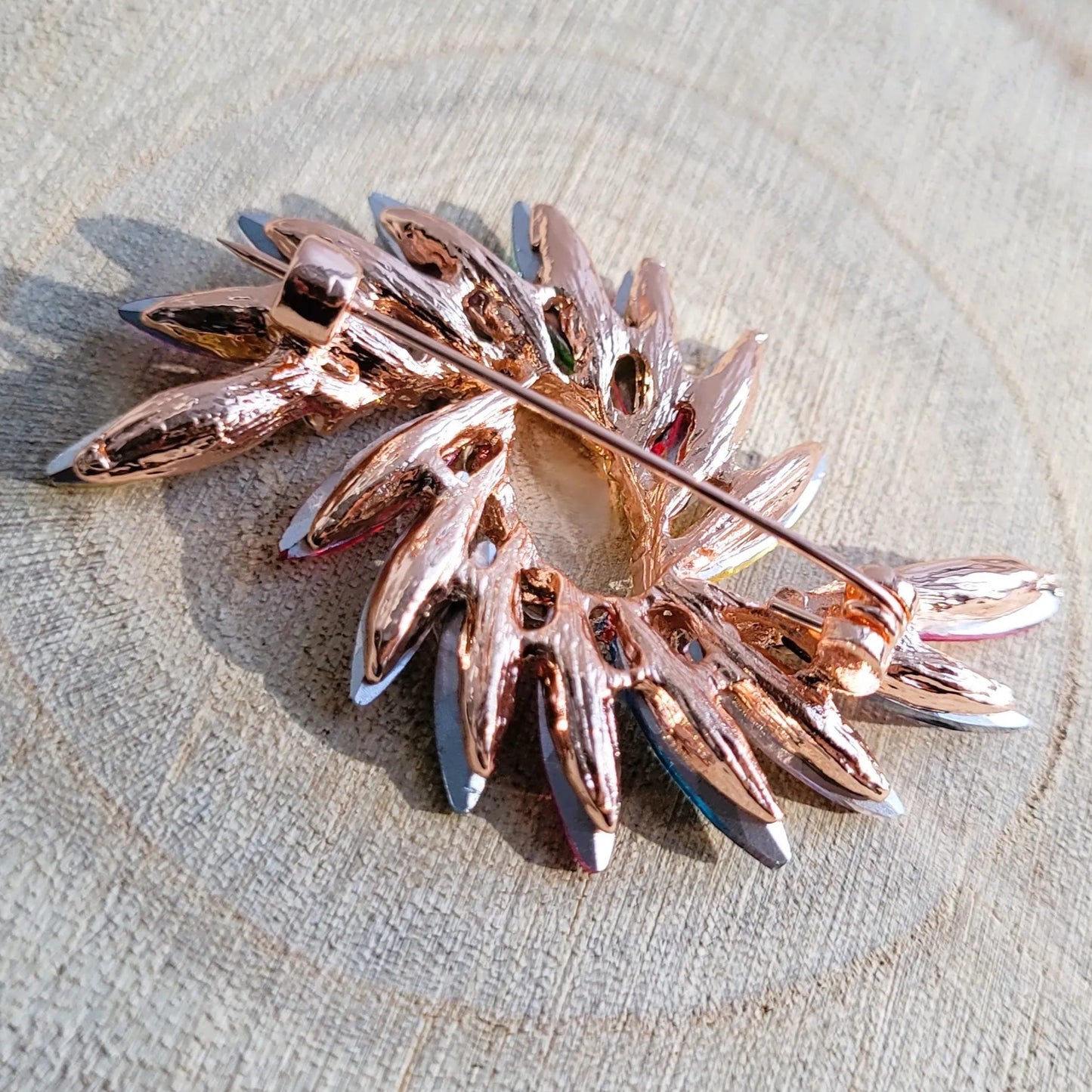 broche dorée Euphorie, un bijou moderne aux courbes éclatantes