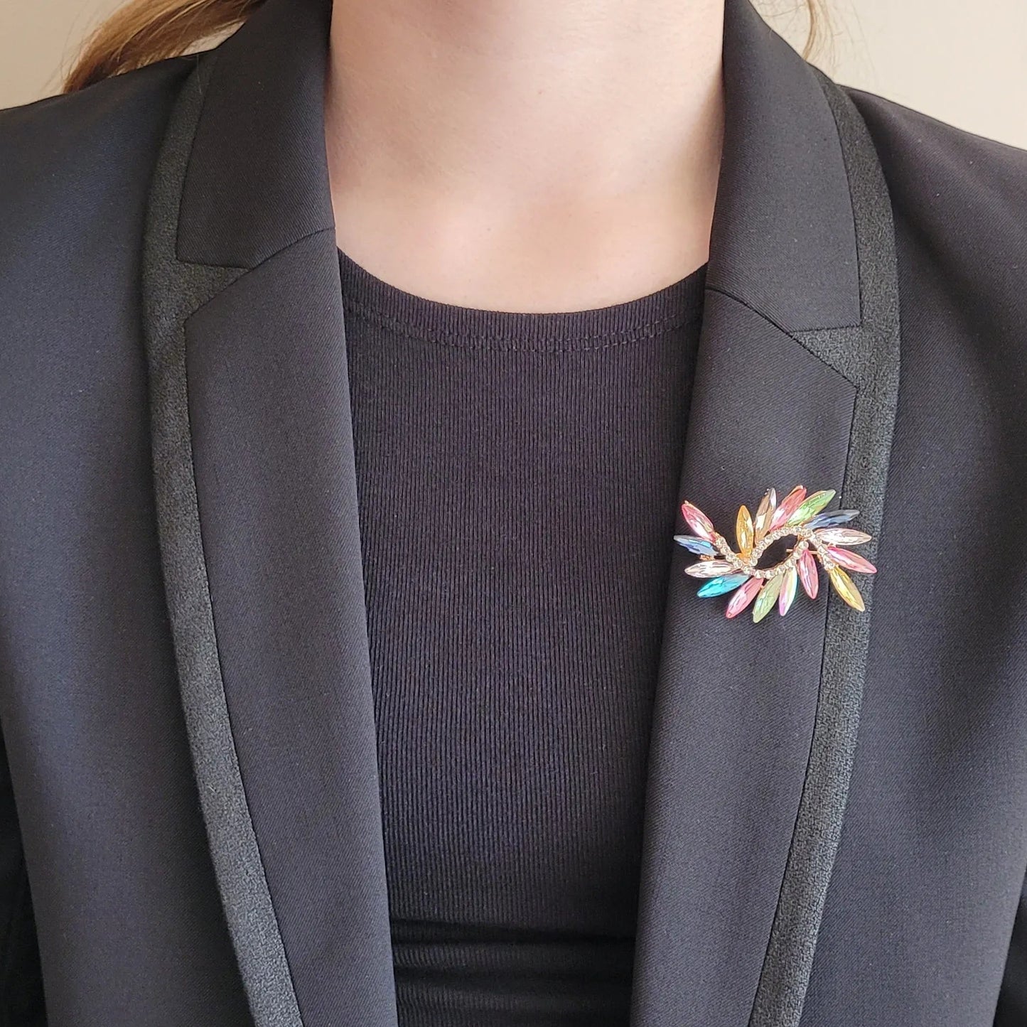 broche dorée Euphorie, une broche bijoux aux courbes éclatantes