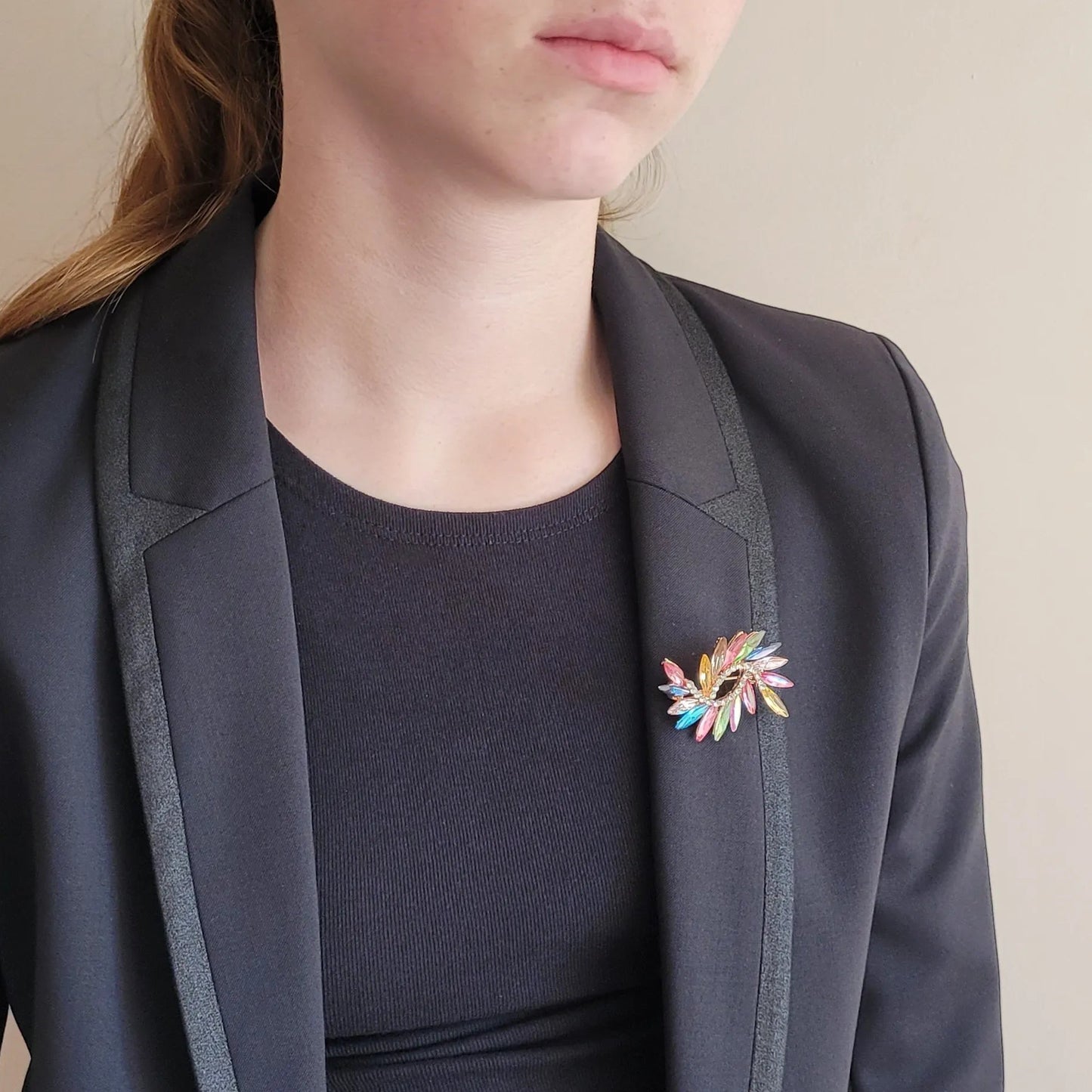 broche dorée Euphorie, une broche aux courbes éclatantes pour femme