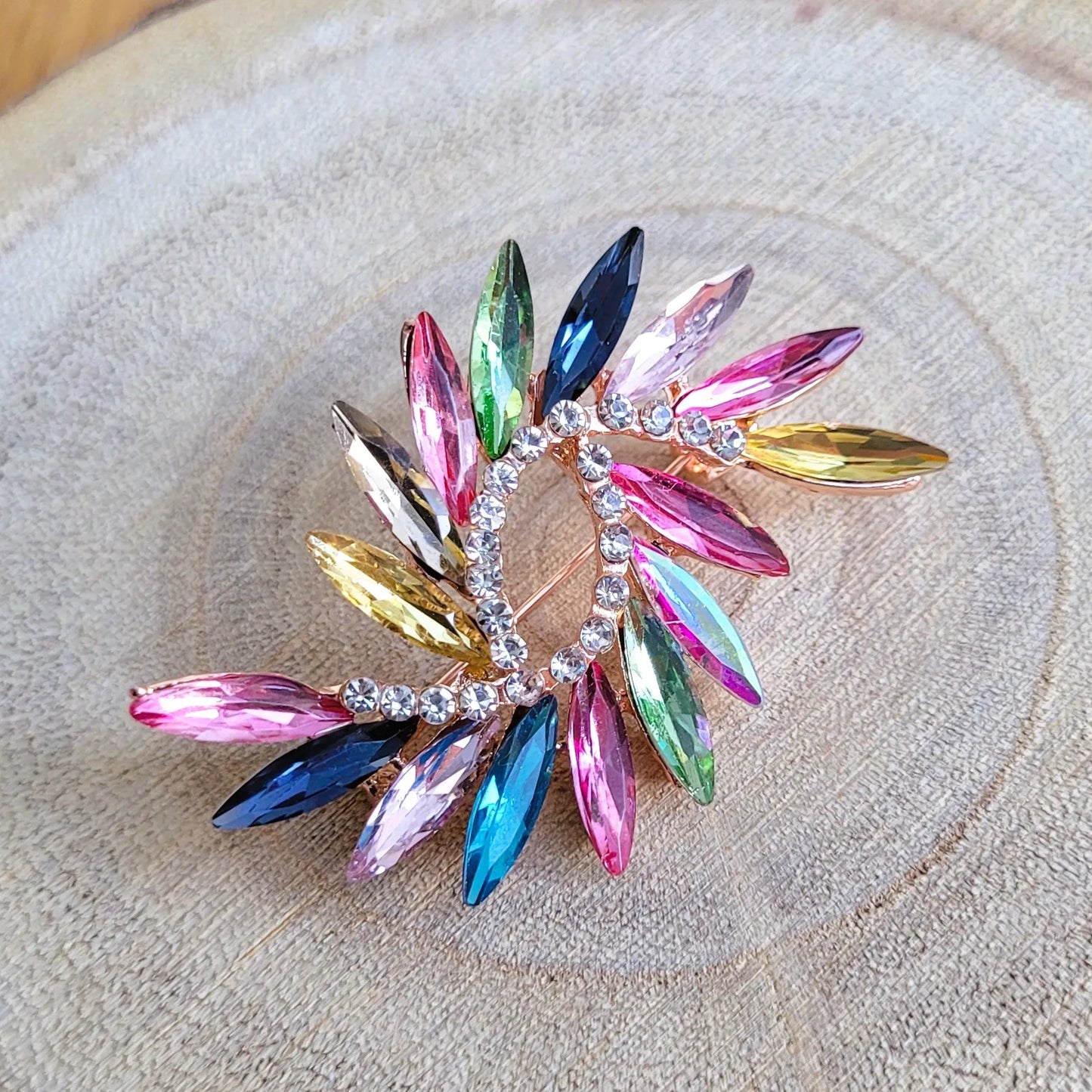 une broche dorée Euphorie de luxe aux courbes éclatantes