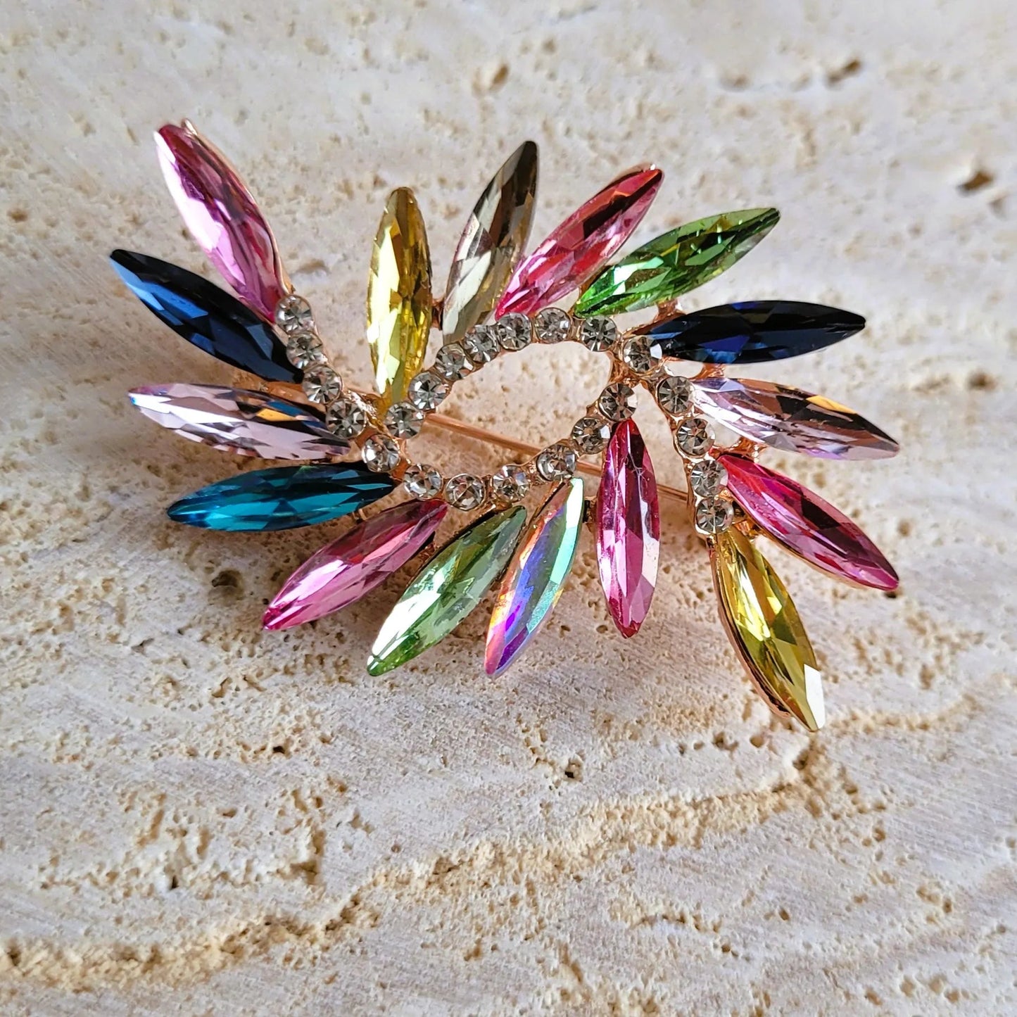 broche dorée Euphorie, une broche aux courbes éclatantes pour vêtement de femme