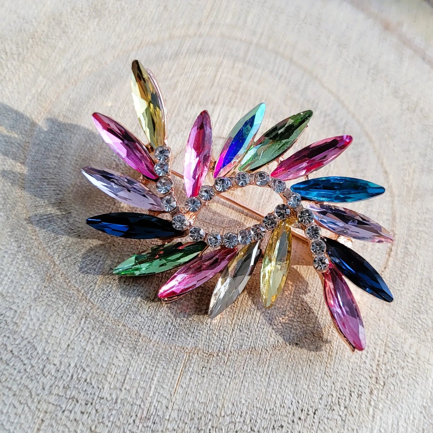 broche dorée Euphorie aux courbes éclatantes de la collection de broches bijoux