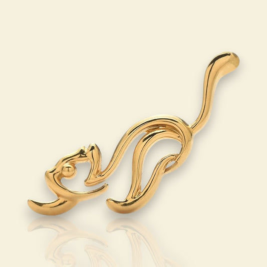 broche dorée Féline, une broche pour vêtements chat stylisé