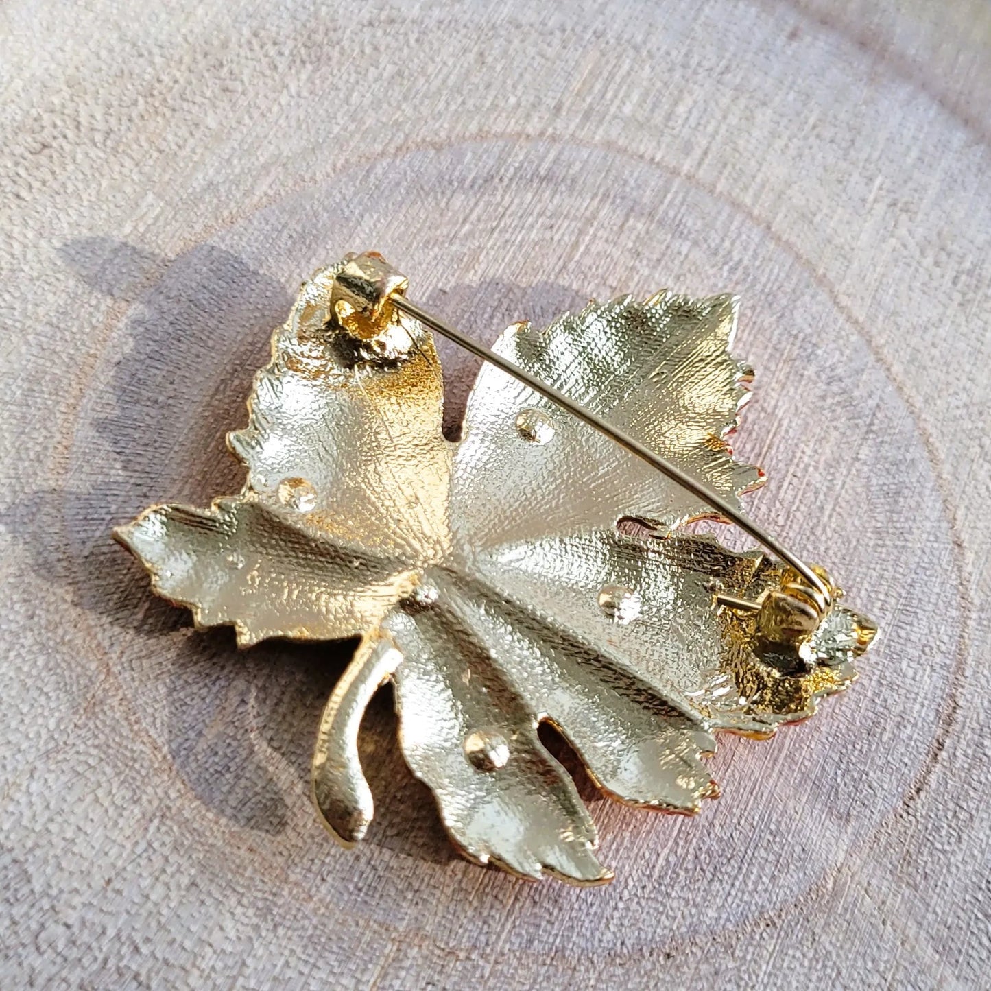 broche dorée Flamboyante, un bijou moderne d’une feuille d’érable automnale