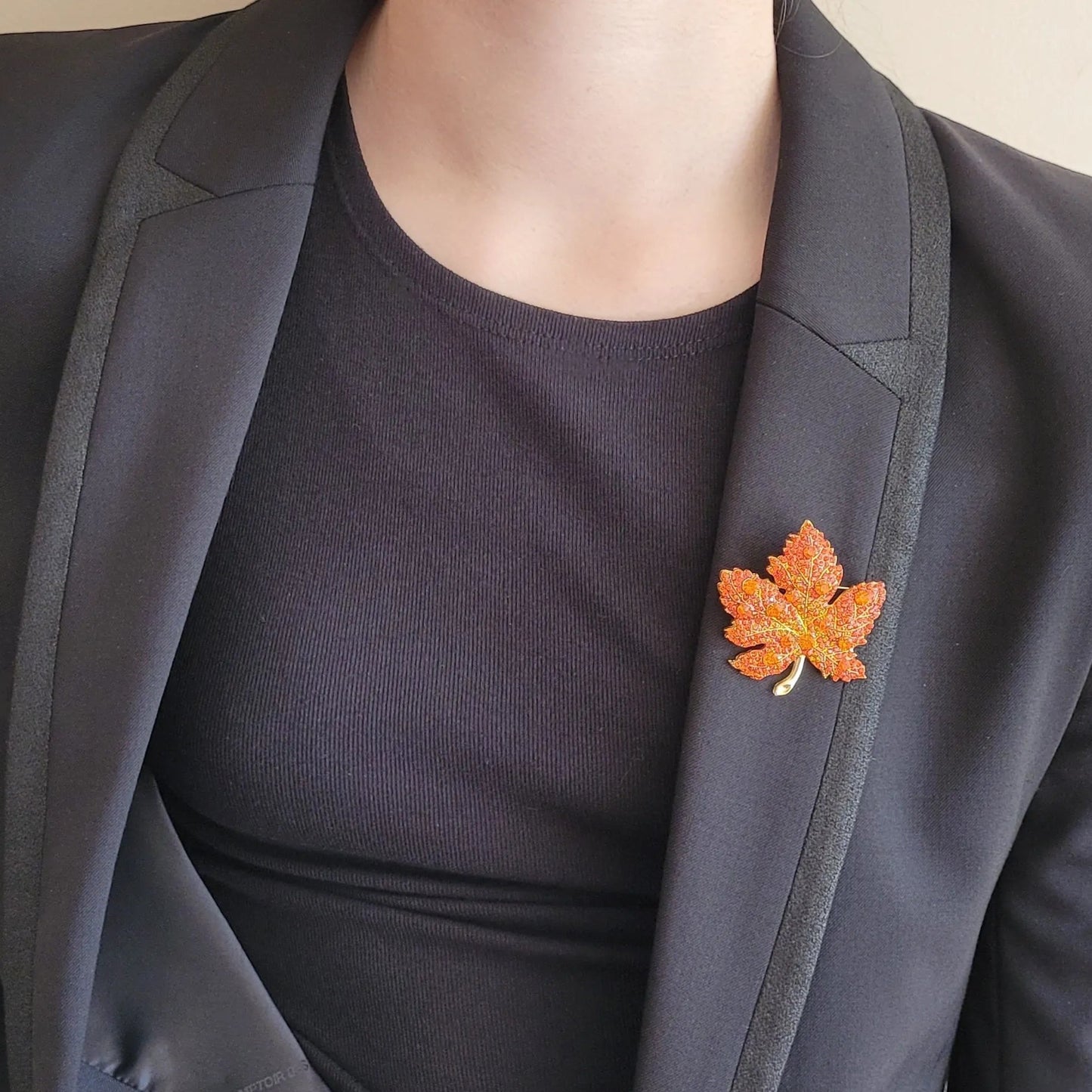 broche dorée Flamboyante, une broche bijoux d’une feuille d’érable automnale