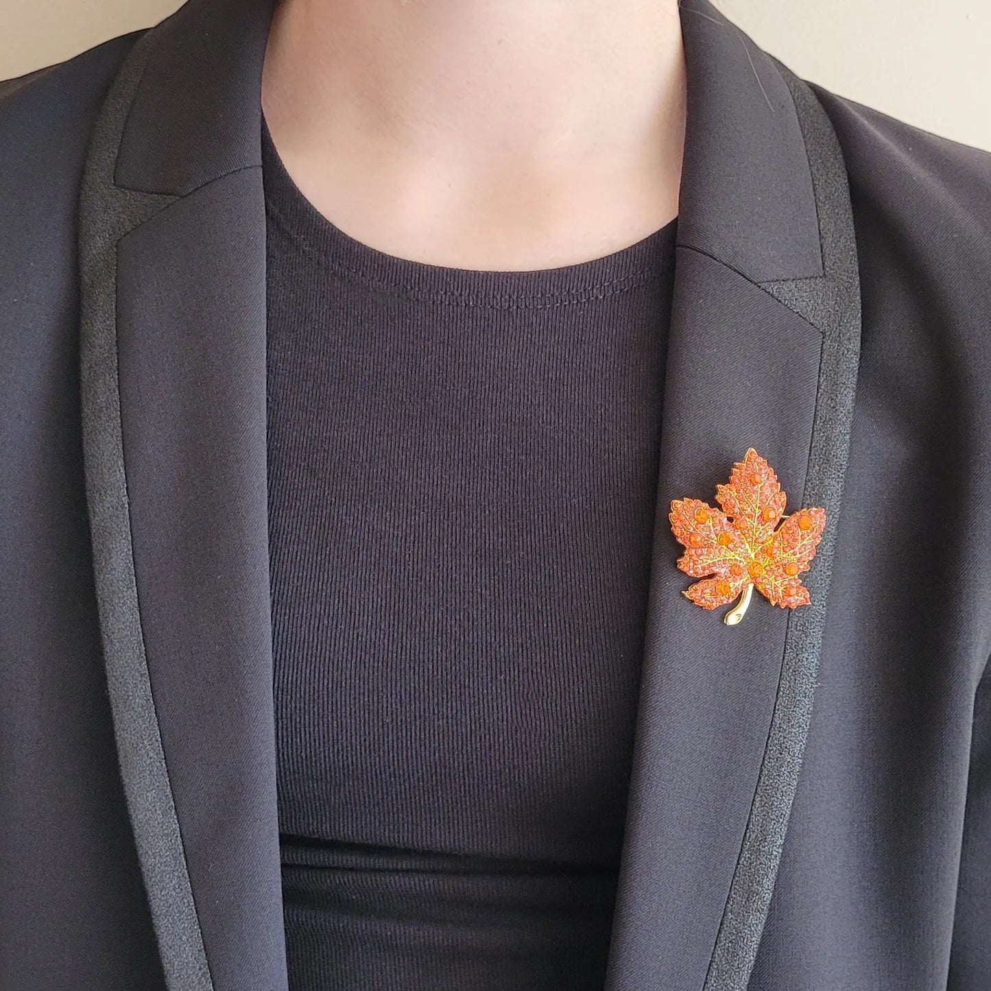 broche dorée Flamboyante, une broche d’une feuille d’érable automnale pour femme chic