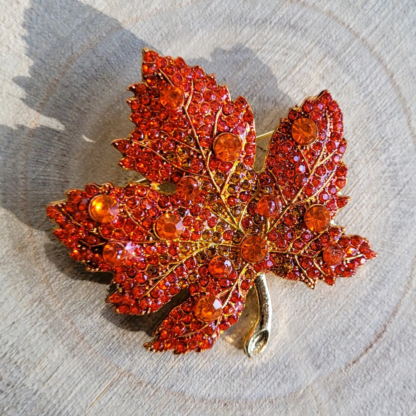 une broche dorée Flamboyante de luxe d’une feuille d’érable automnale