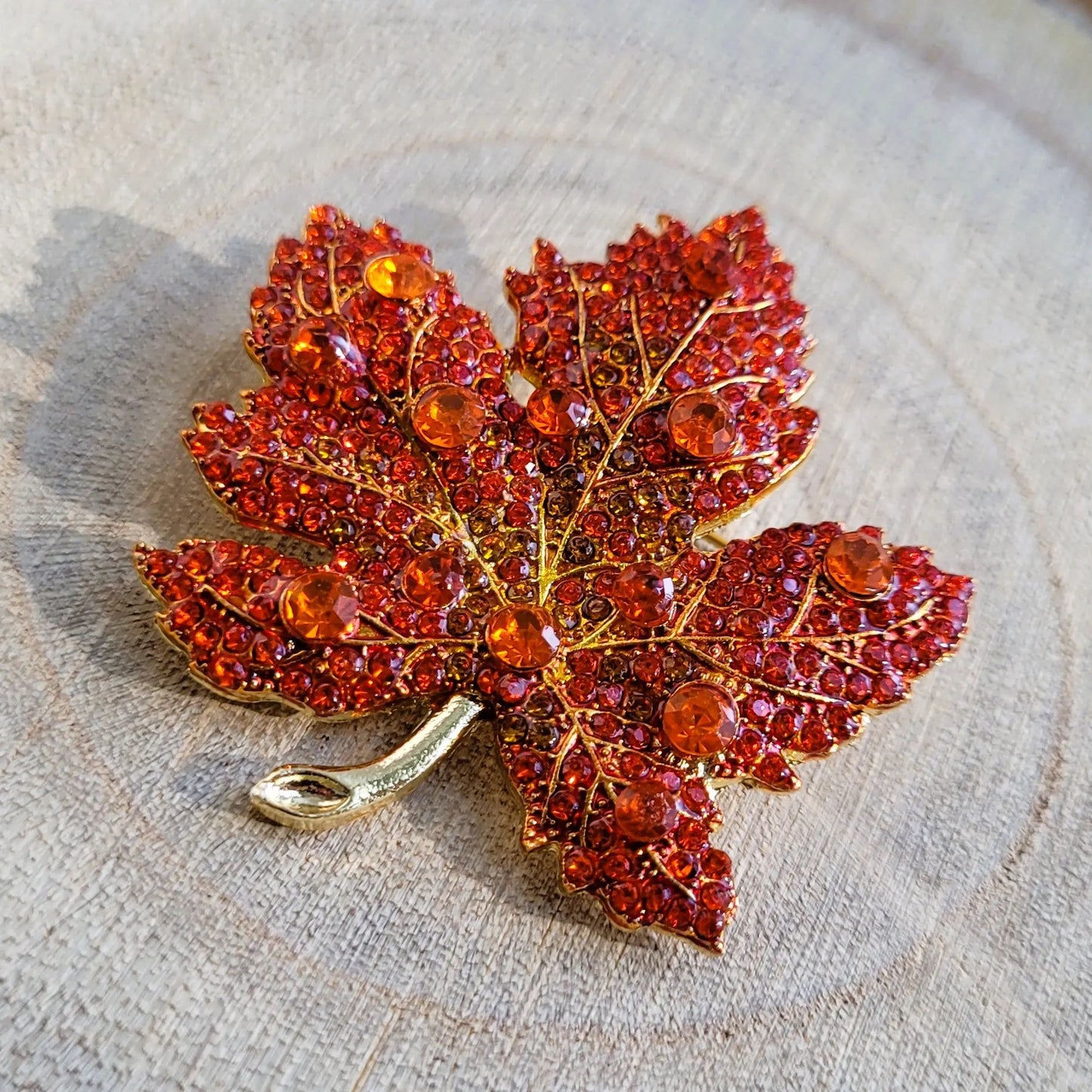 une broche dorée Flamboyante d’une feuille d’érable automnale pour sublimer un petit haut