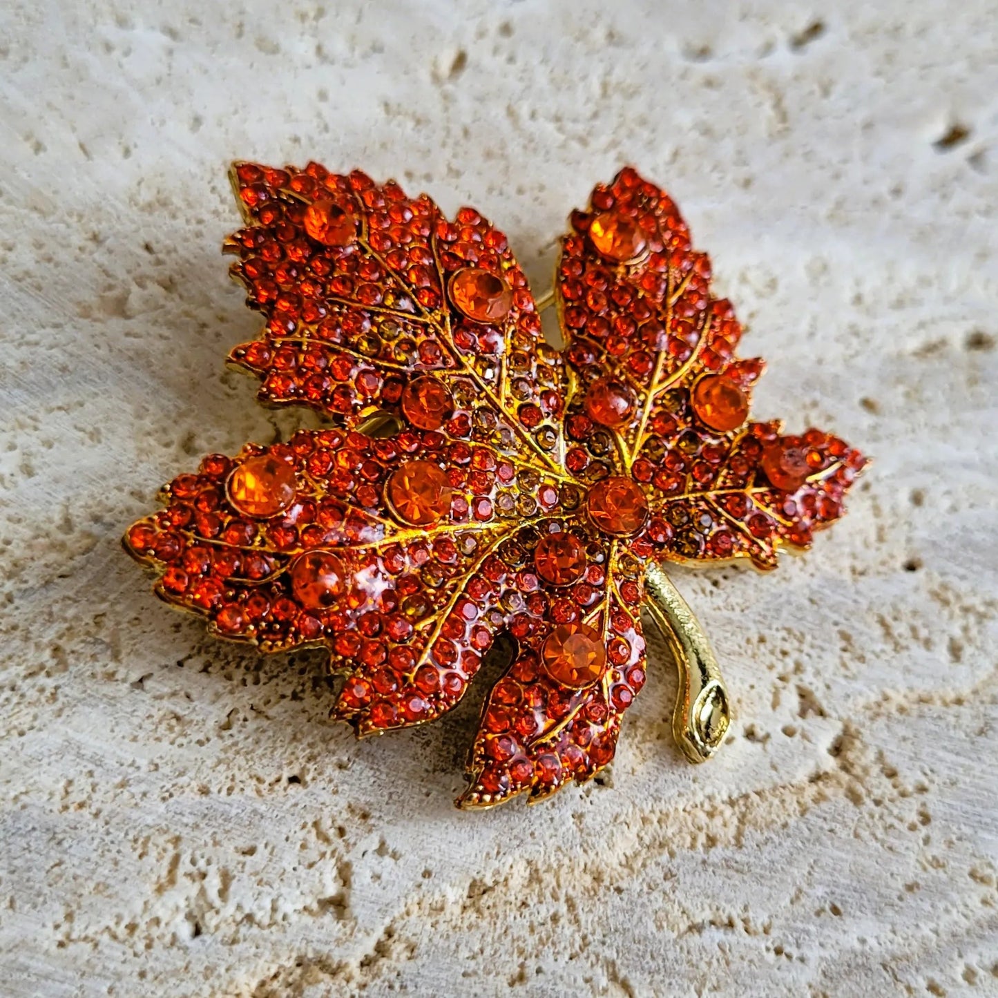 broche dorée Flamboyante, une broche d’une feuille d’érable automnale pour vêtement de femme