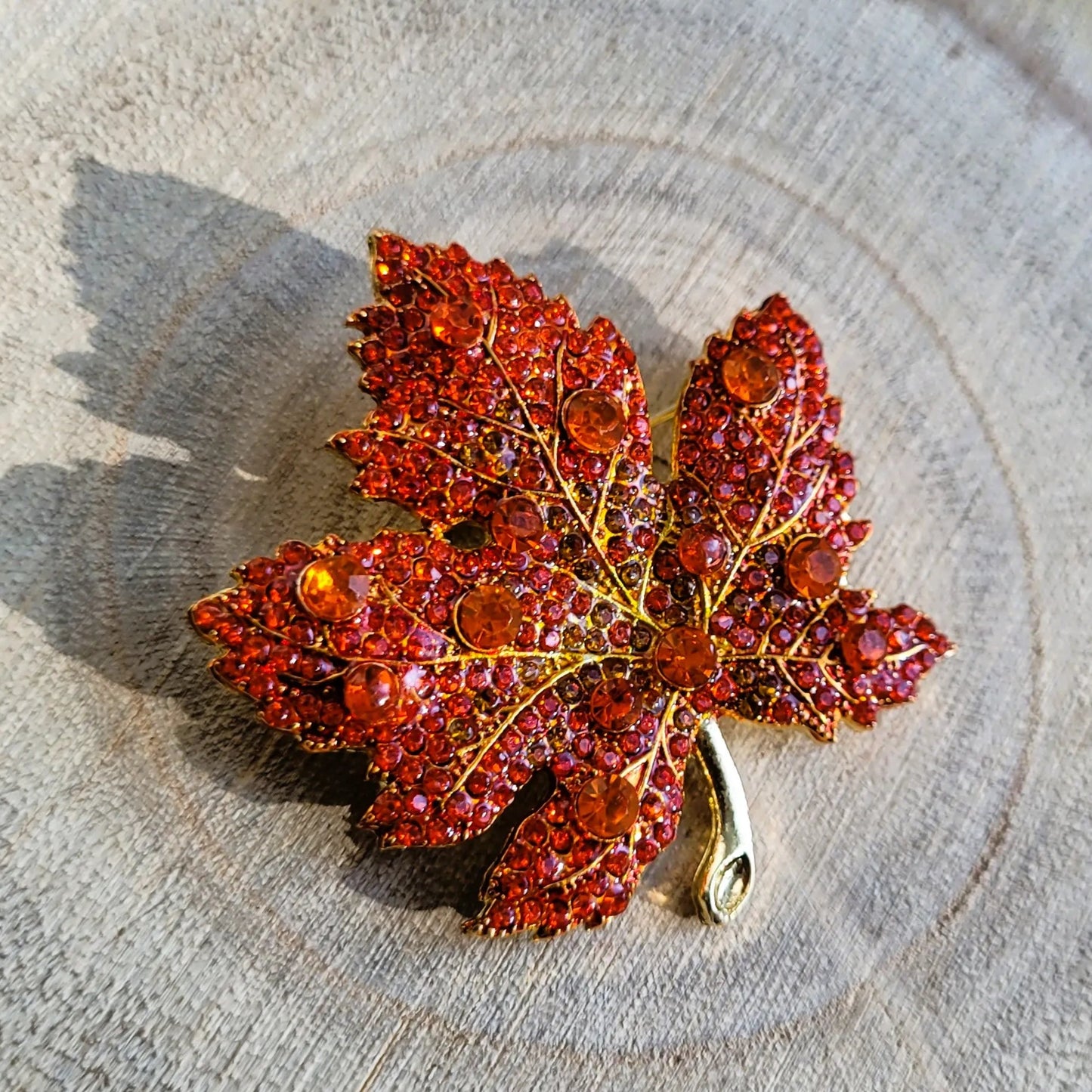 broche dorée Flamboyante d’une feuille d’érable automnale de la collection de broches bijoux
