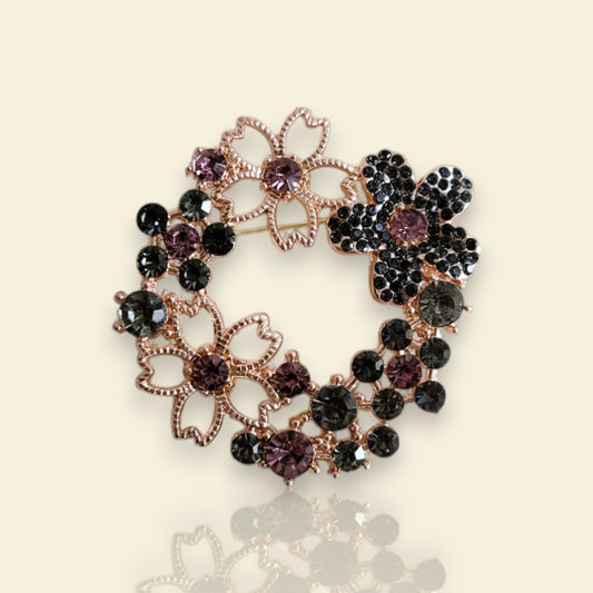 broche dorée Flore, un bijou moderne en forme de couronne de strass et fleurs