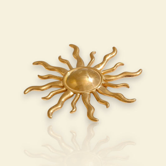 broche dorée Hélios, une broche soleil, bijou tendance en 2025