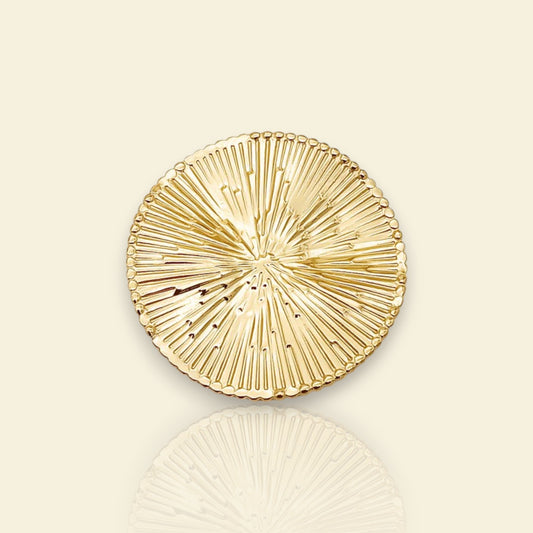 broche dorée Héméra, une broche au design solaire pour vêtement de femme