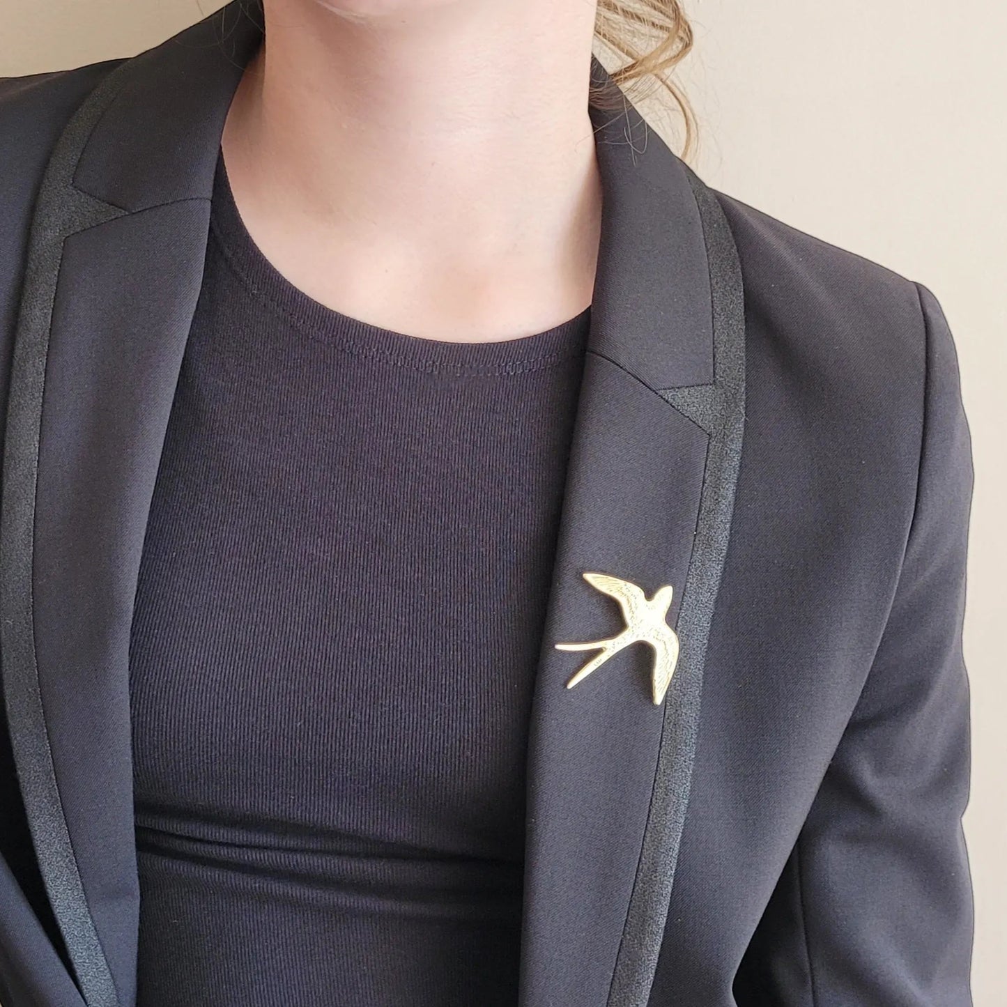 broche dorée Hyrondel, une broche bijoux d’une hirondelle texturée