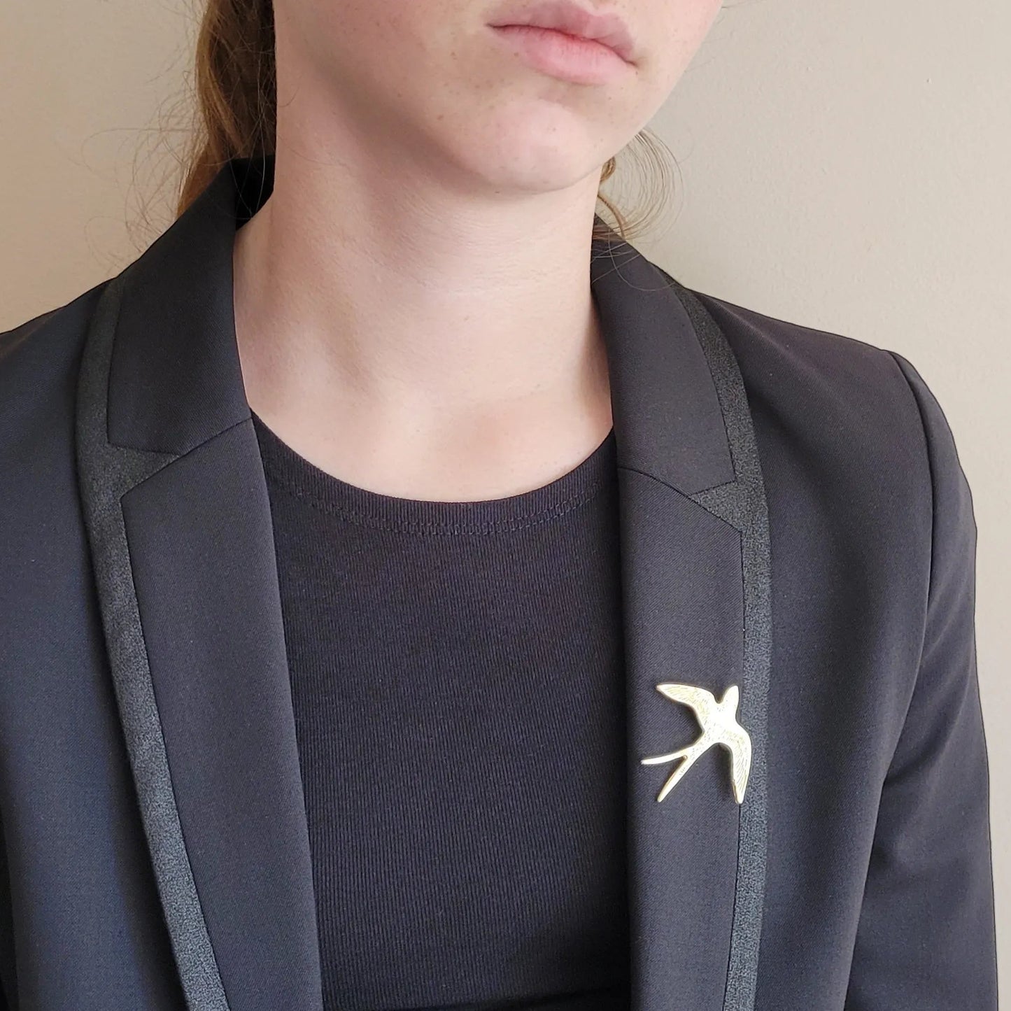 broche dorée Hyrondel, une broche d’une hirondelle texturée pour femme