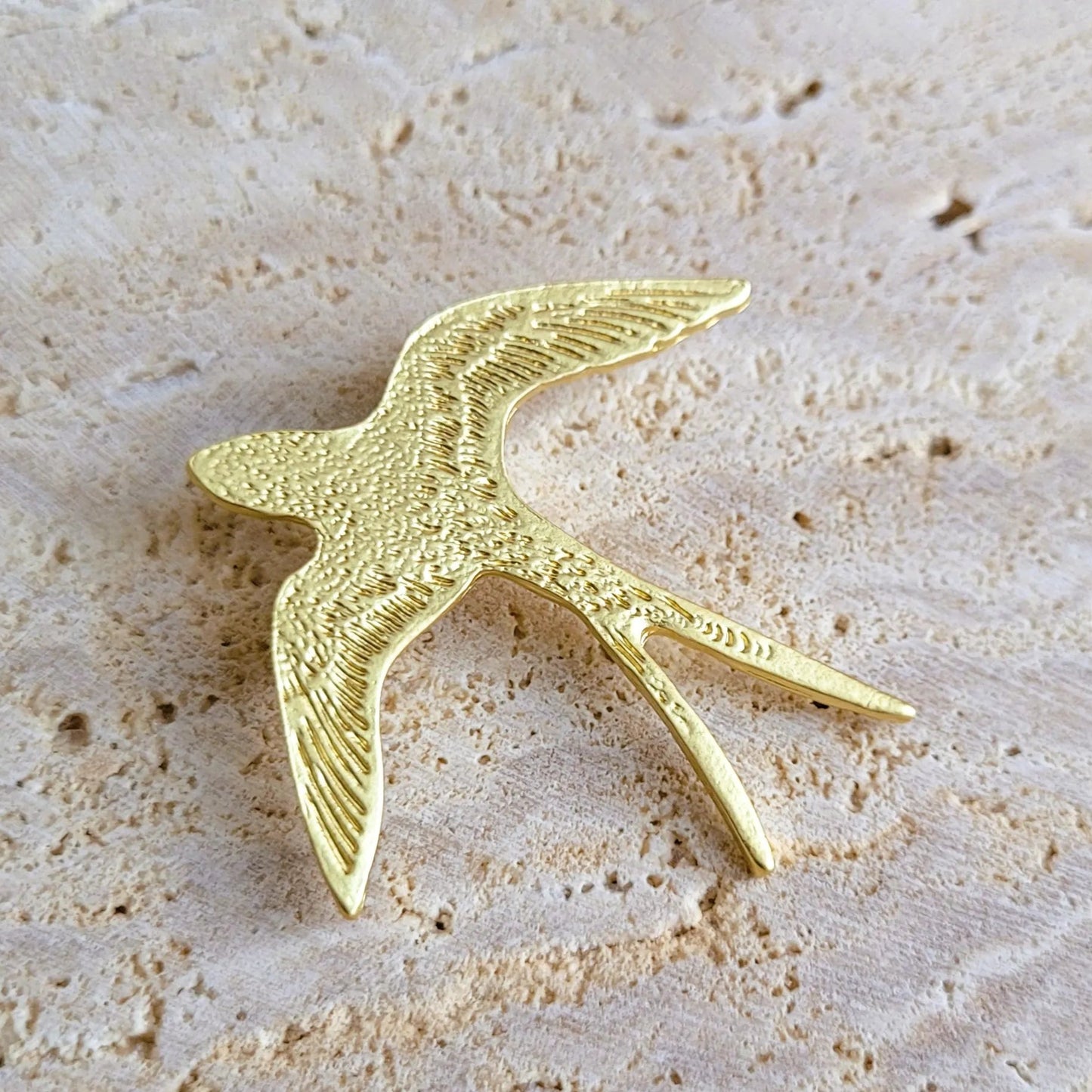 broche dorée Hyrondel, une broche d’une hirondelle texturée pour vêtement de femme