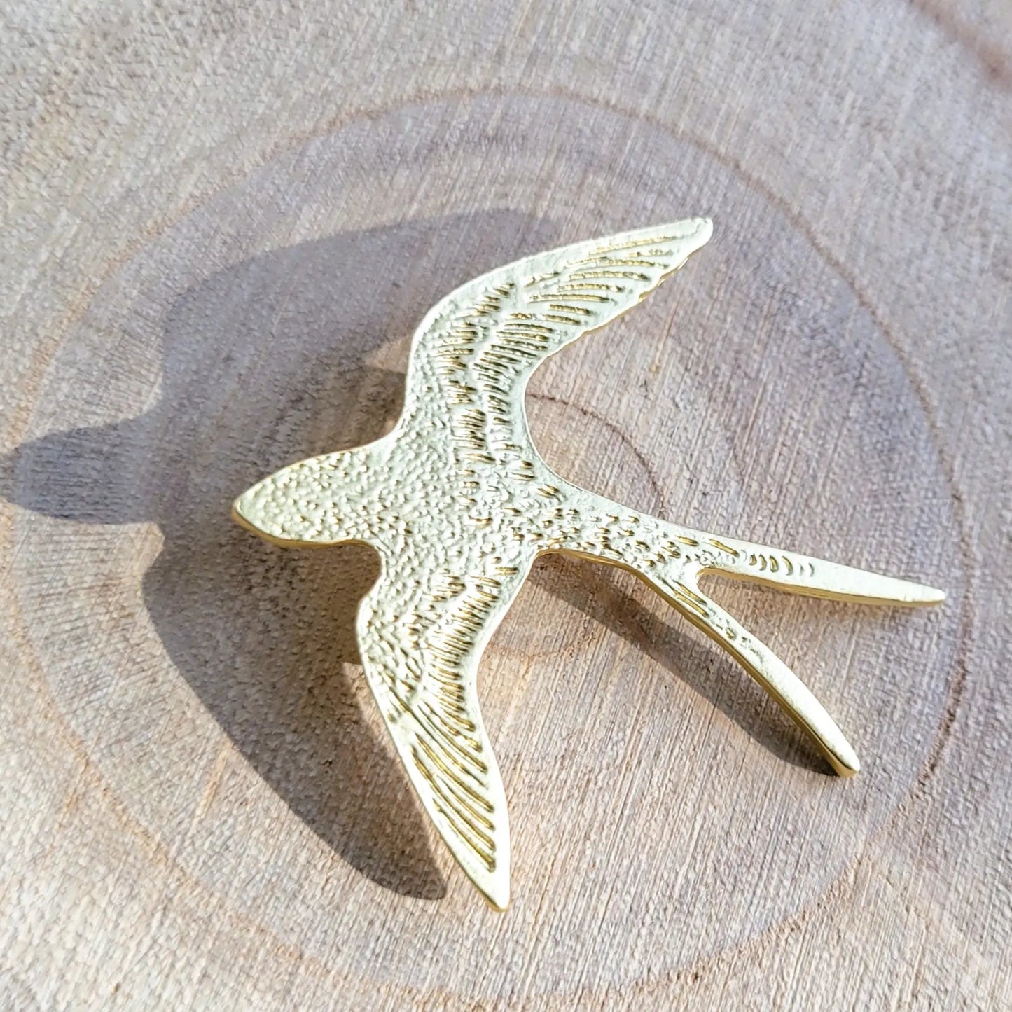 broche dorée Hyrondel d’une hirondelle texturée de la collection de broches bijoux