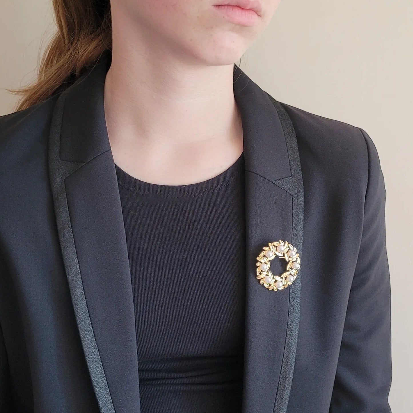 broche dorée Lauréa, une broche en forme de couronne de feuilles de laurier et perles nacrées pour femme chic
