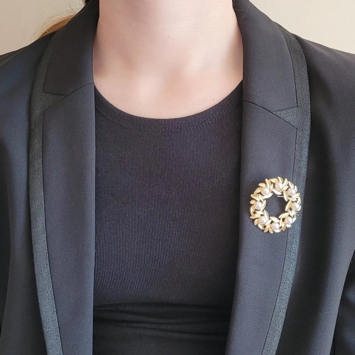 broche dorée Lauréa, une broche en forme de couronne de feuilles de laurier et perles nacrées pour vêtement de femme