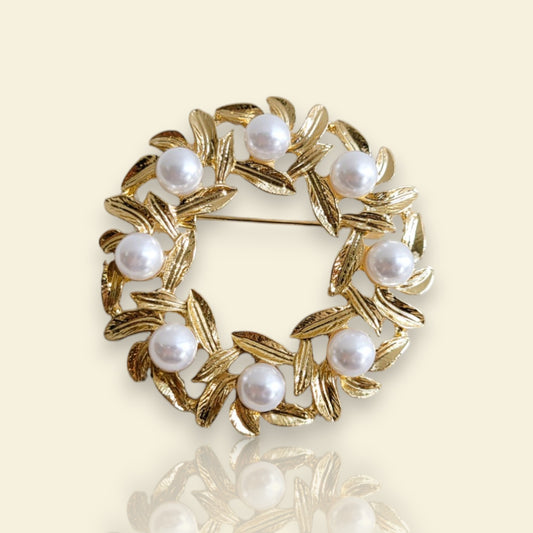 broche dorée Lauréa en couronne de feuilles de laurier et perles nacrées de la collection de broches bijoux