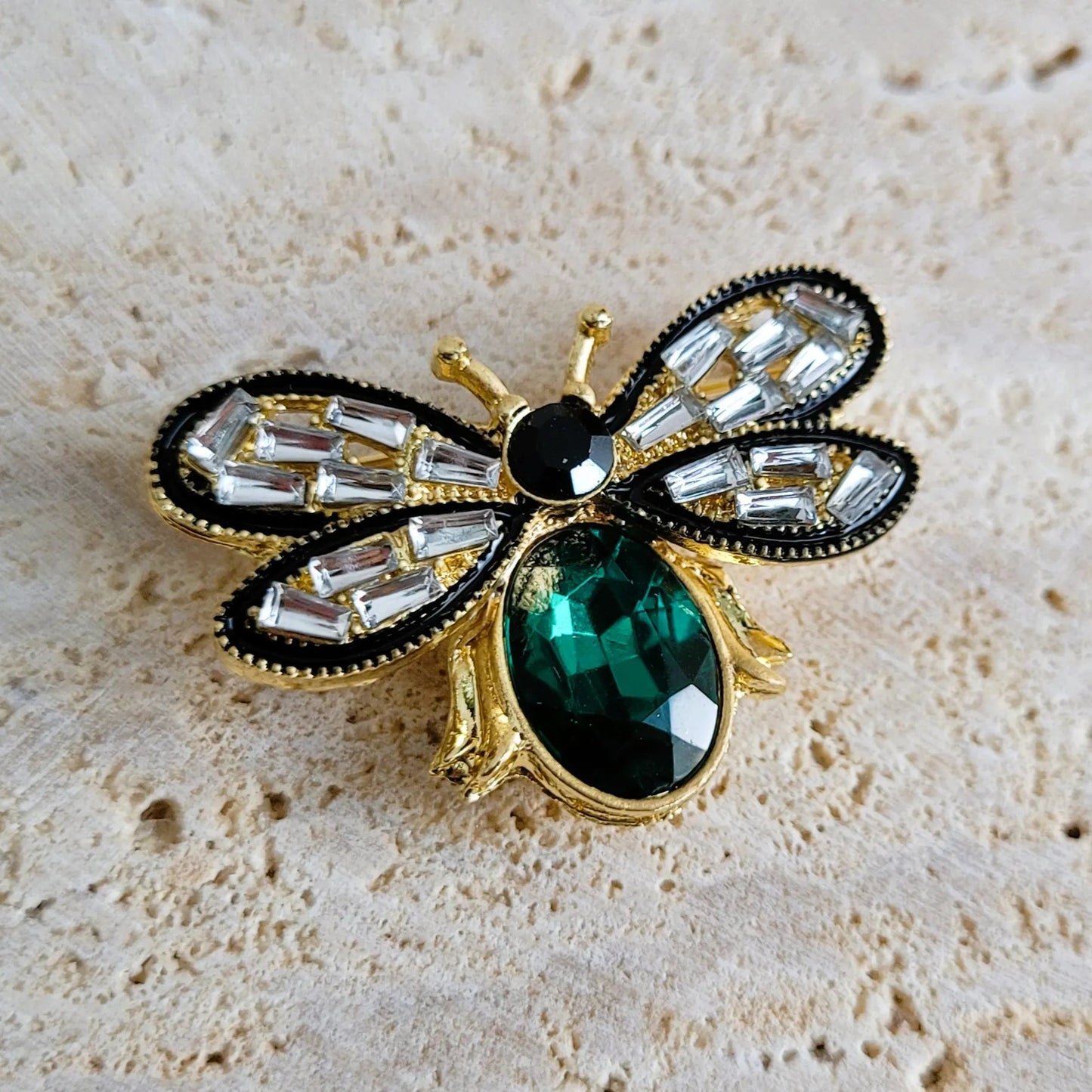broche dorée Maya, un bijou moderne d’une élégante abeille ornée de strass