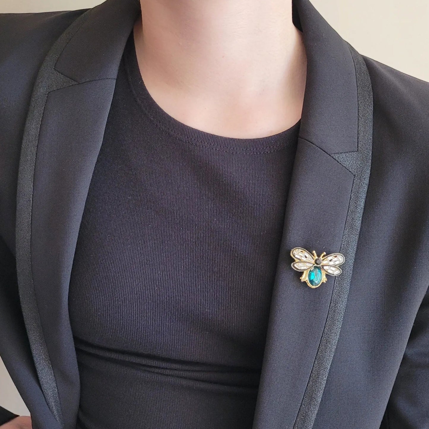 broche dorée Maya, une broche bijoux d’une élégante abeille ornée de strass