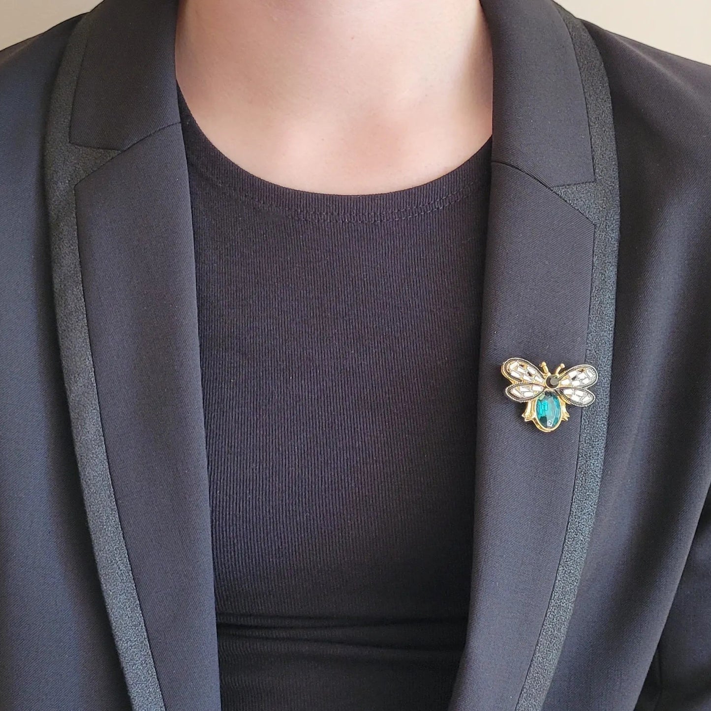 broche dorée Maya, une broche d’une élégante abeille ornée de strass pour femme chic
