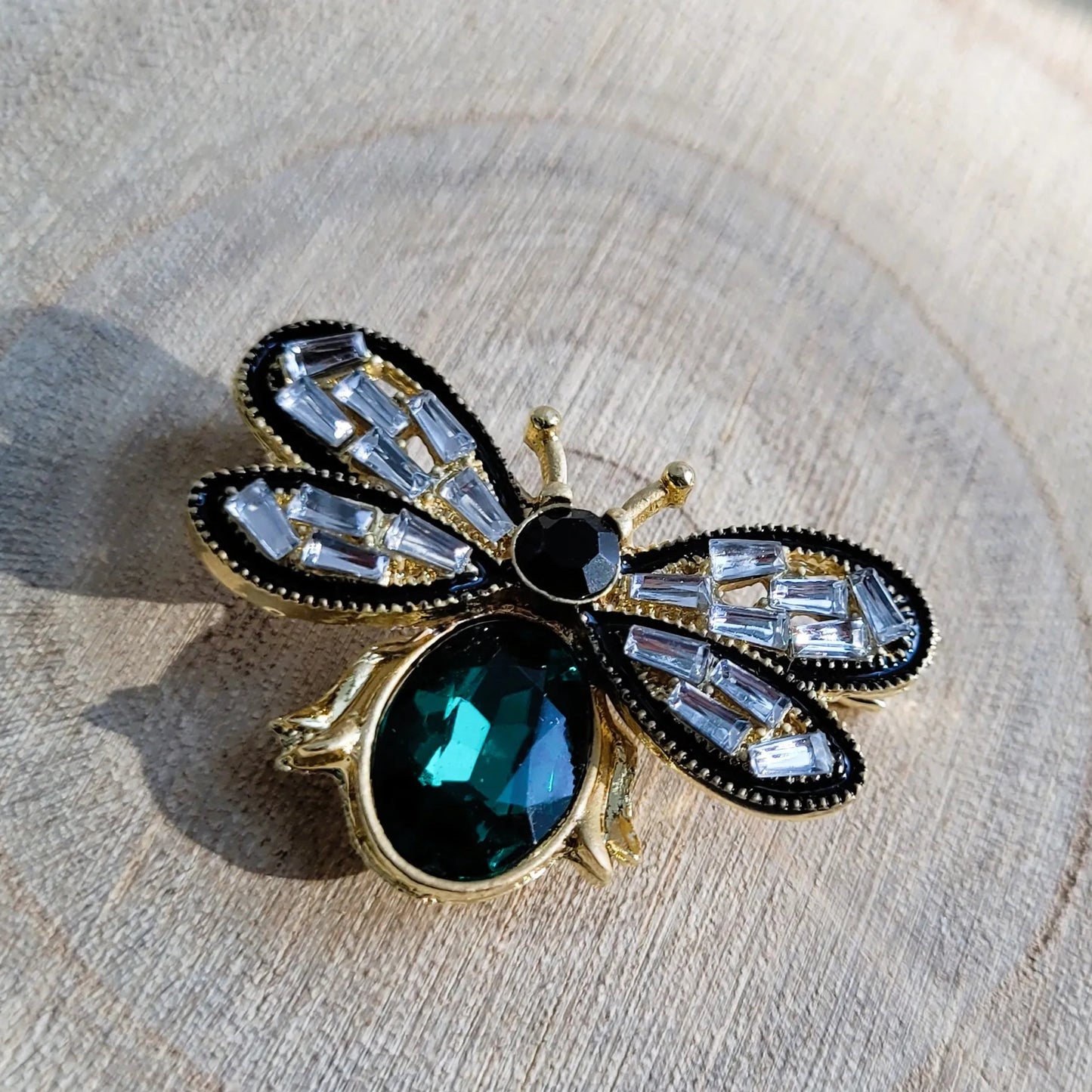 une broche dorée Maya de luxe d’une élégante abeille ornée de strass
