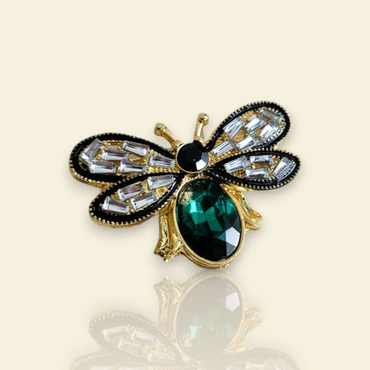 broche dorée Maya, une broche d’une élégante abeille ornée de strass pour vêtement de femme