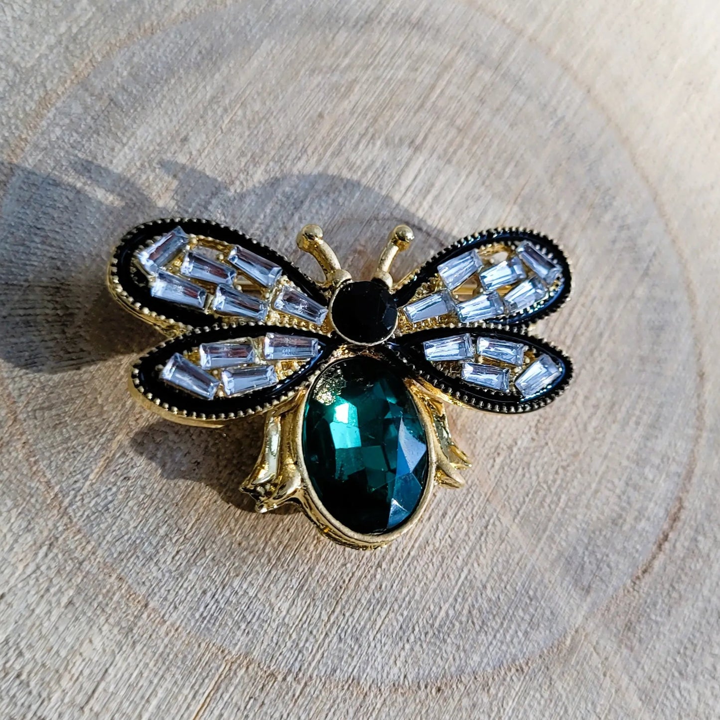 broche dorée Maya d’une élégante abeille ornée de strass de la collection de broches bijoux