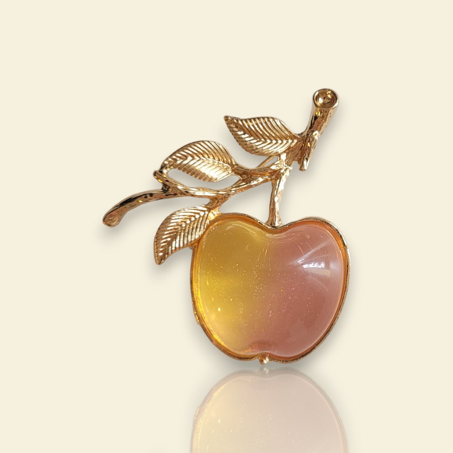 broche dorée Méline, une broche pomme, bijou tendance