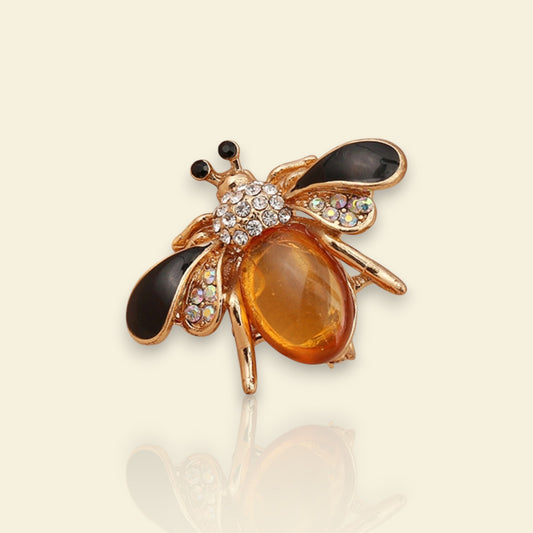 broche dorée Mellina, une broche abeille, bijou tendance en 2025