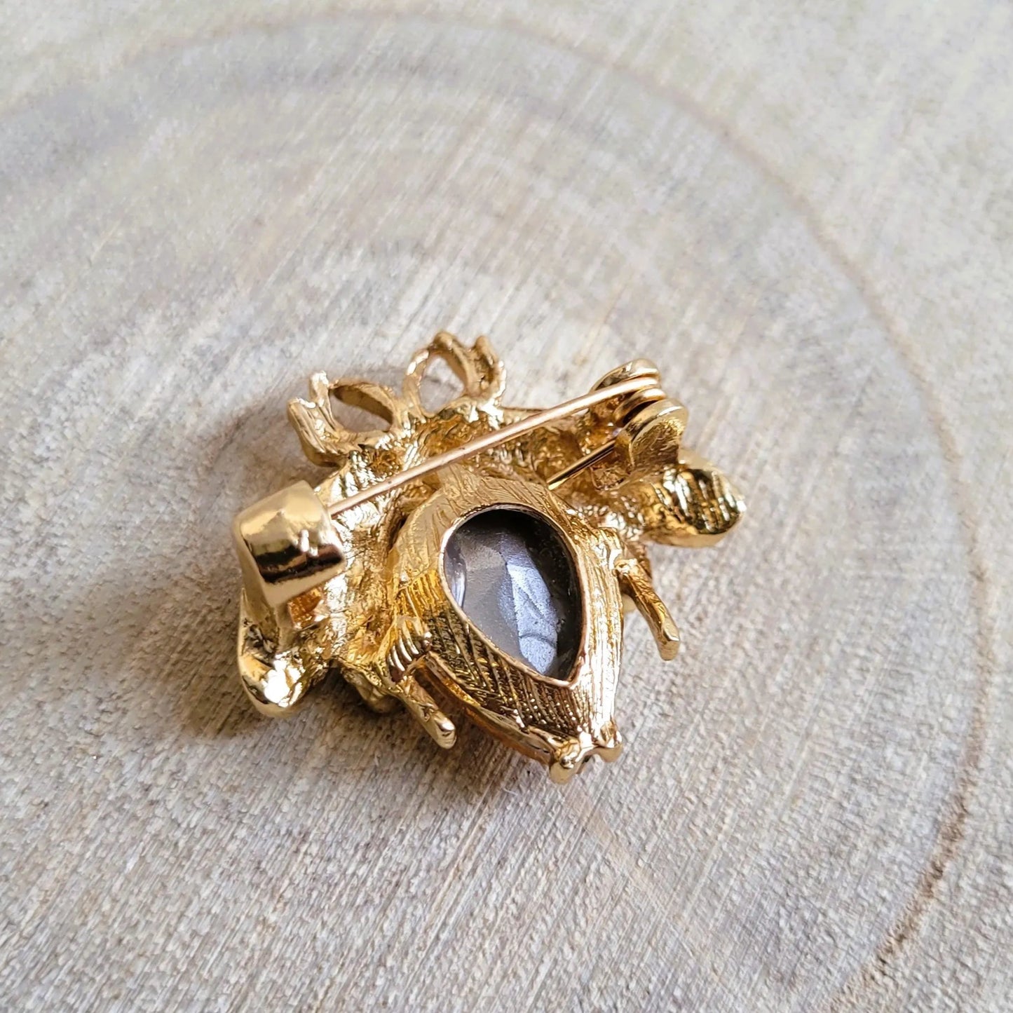 broche dorée Mellya, un bijou moderne d’une abeille ornée d’un strass nude