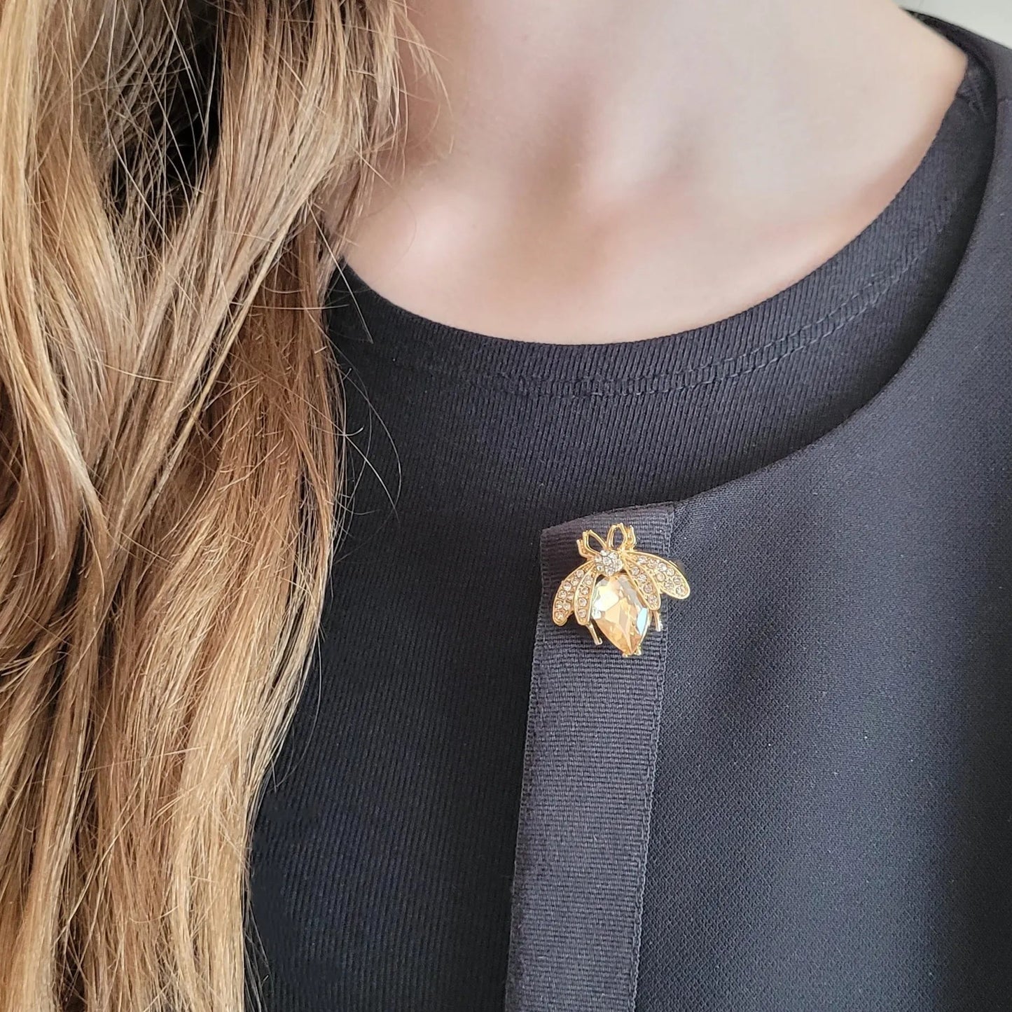 broche dorée Mellya, une broche fantaisie d’une abeille ornée d’un strass nude