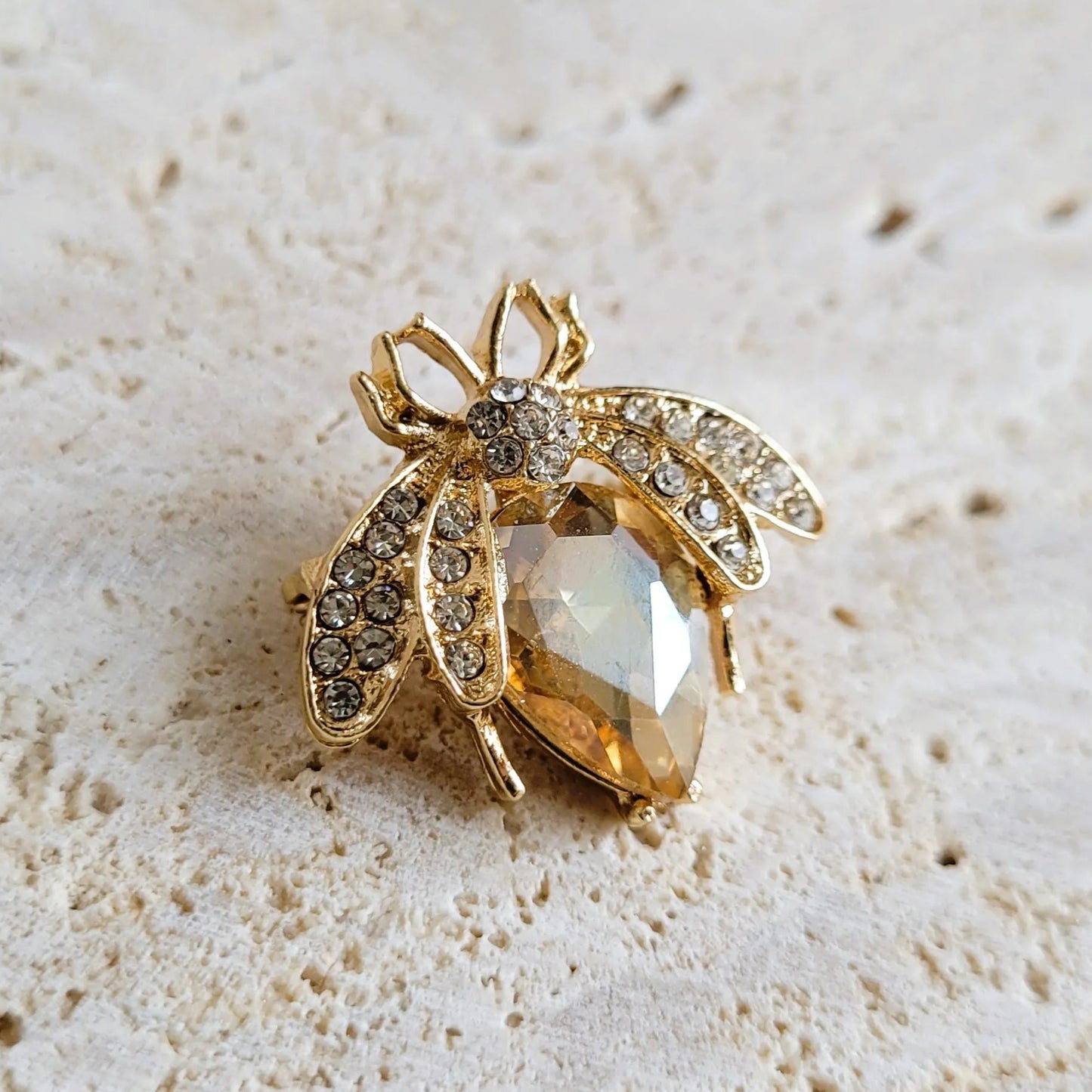 broche dorée Mellya, une broche d’une abeille ornée d’un strass nude pour femme chic