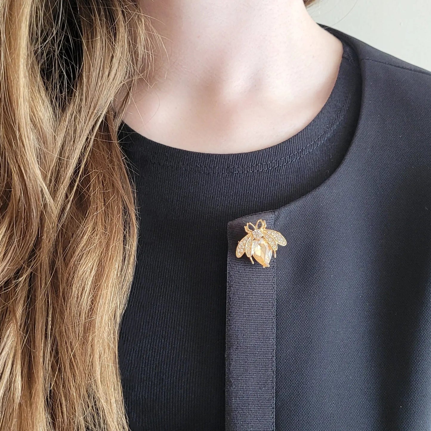 broche dorée Mellya, une broche d’une abeille ornée d’un strass nude pour femme