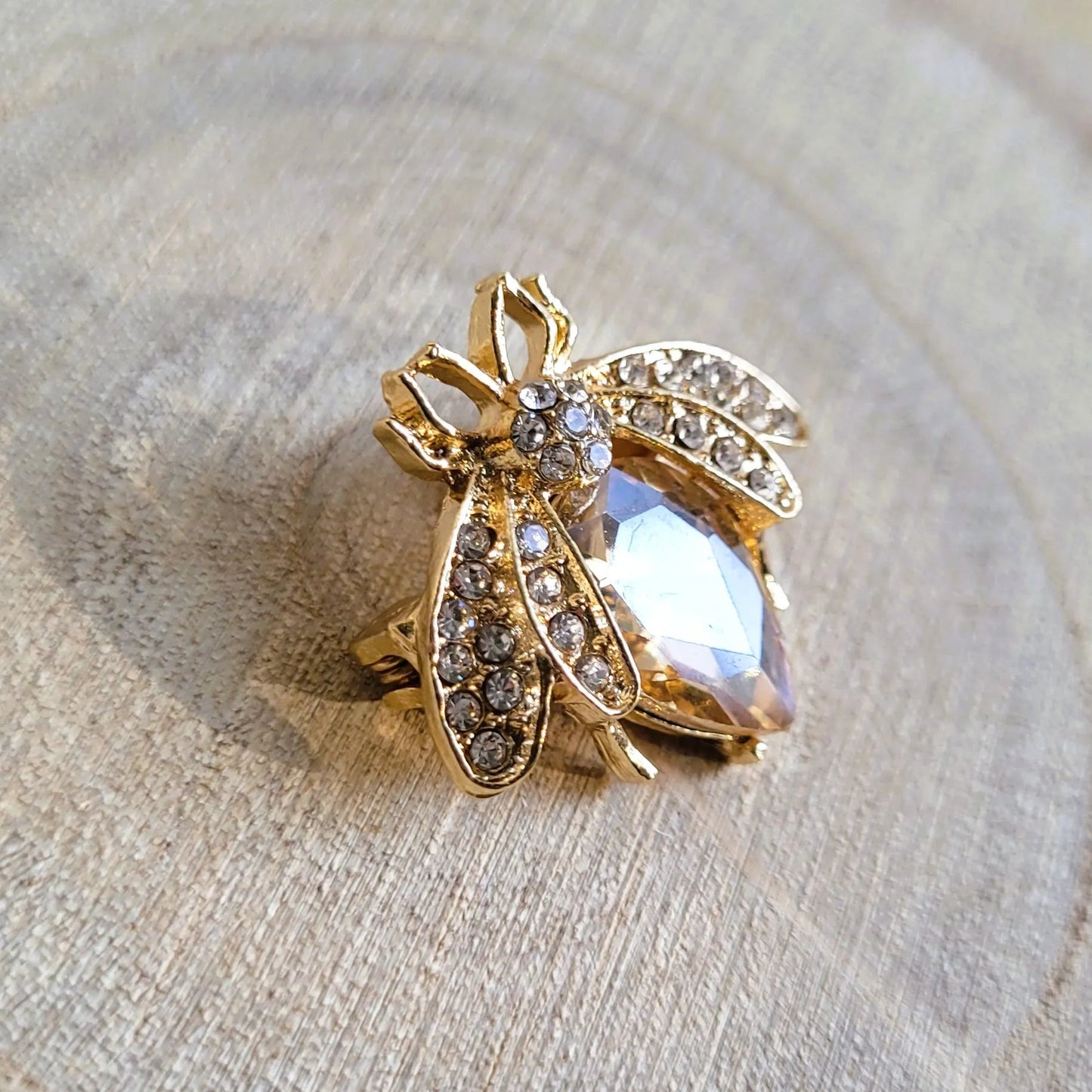 broche dorée Mellya d’une abeille ornée d’un strass nude de la collection de broches bijoux